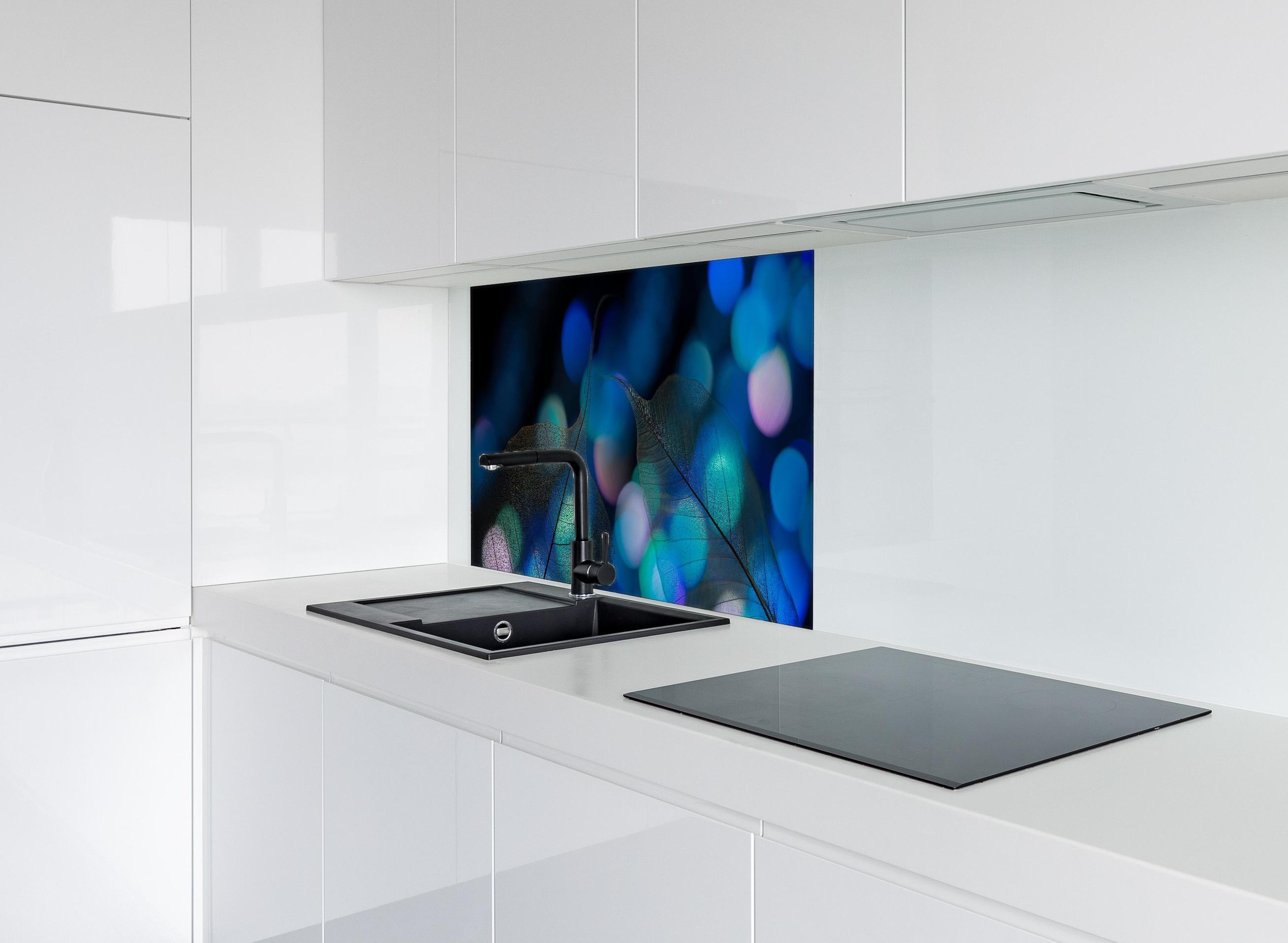 Spritzschutz - Blattadern Textur mit Bokeh Lichteffekt hinter einem Cerankochfeld zwischen Holz-Kochutensilien