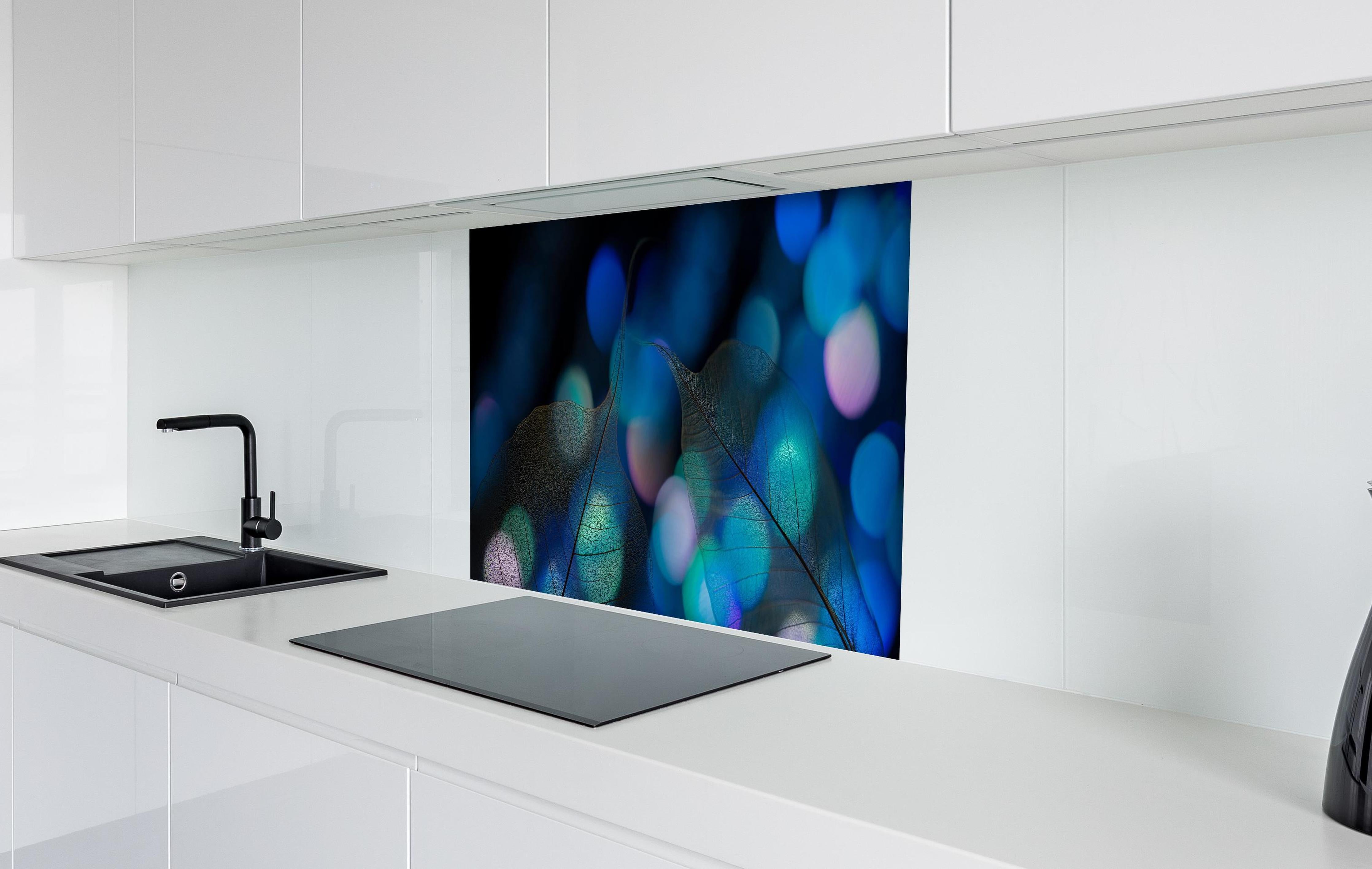 Spritzschutz - Blattadern Textur mit Bokeh Lichteffekt hinter einem Cerankochfeld zwischen Holz-Kochutensilien