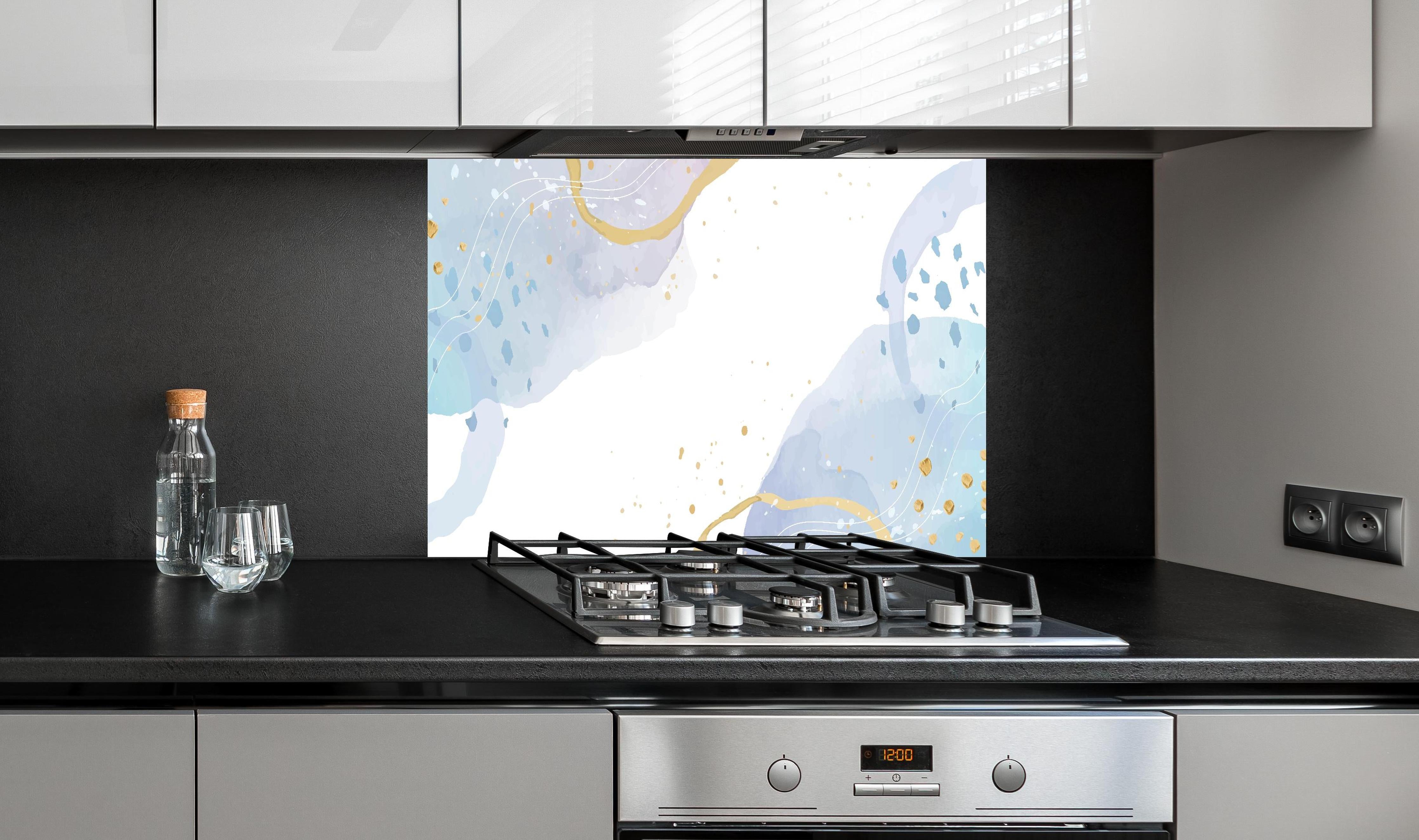 Spritzschutz - Blau-Goldenes Aquarell Kunstwerk Muster hinter einem Cerankochfeld zwischen Holz-Kochutensilien