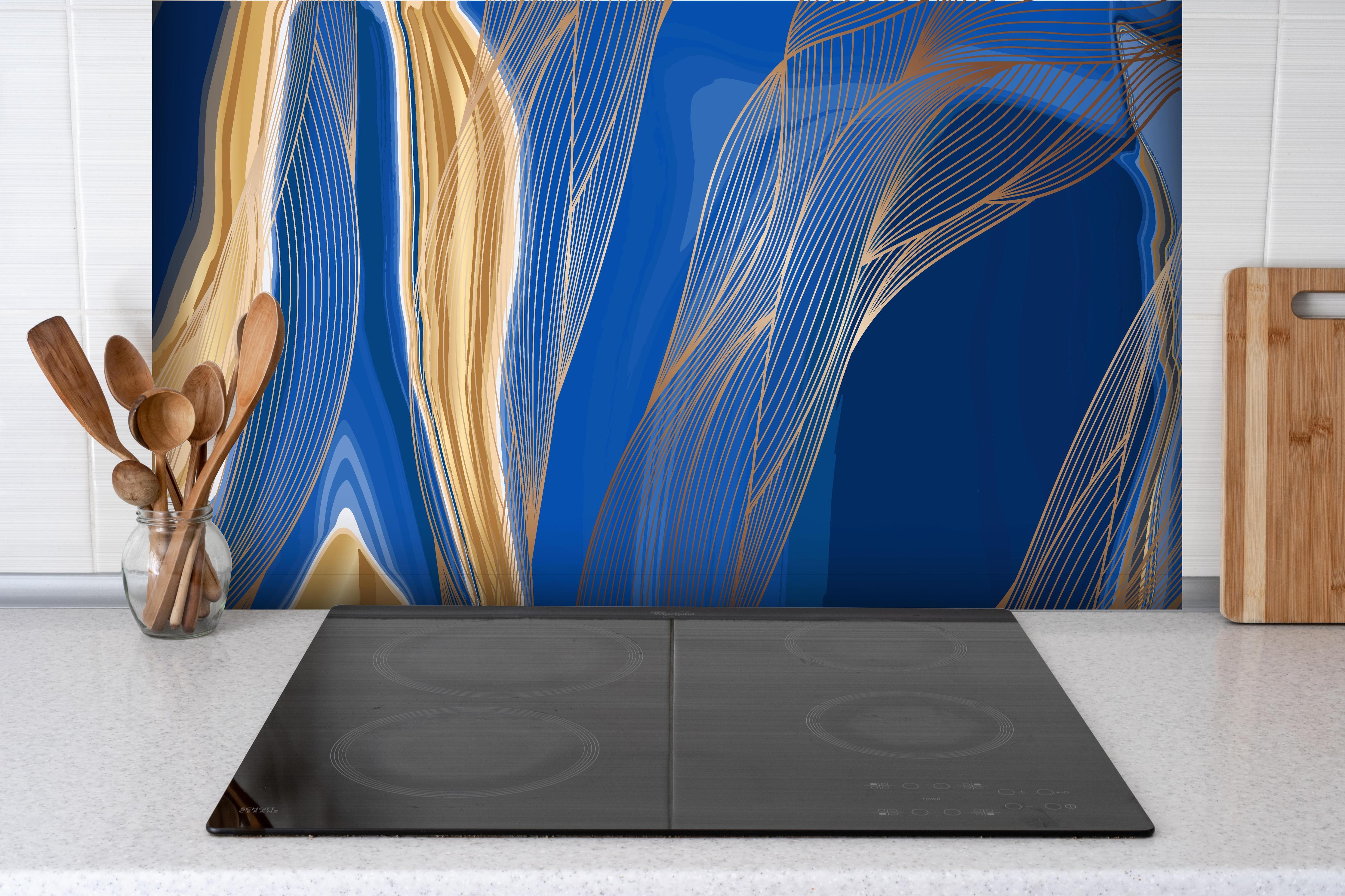 Spritzschutz - Blau-Goldenes abstraktes Linien-Art-Design hinter einem Cerankochfeld zwischen Holz-Kochutensilien