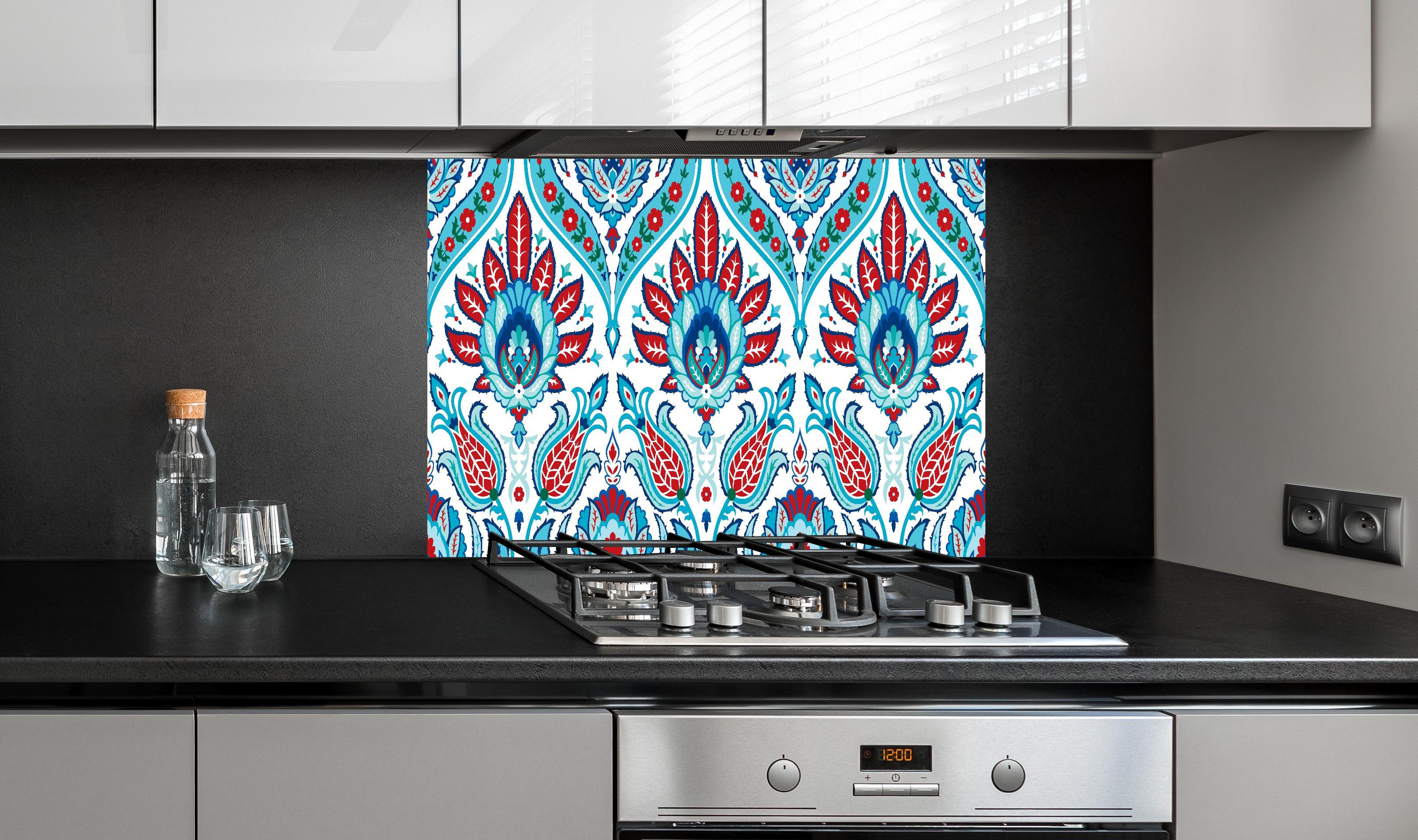 Spritzschutz - Blau-Roter Exotischer Blumendruck hinter einem Cerankochfeld zwischen Holz-Kochutensilien