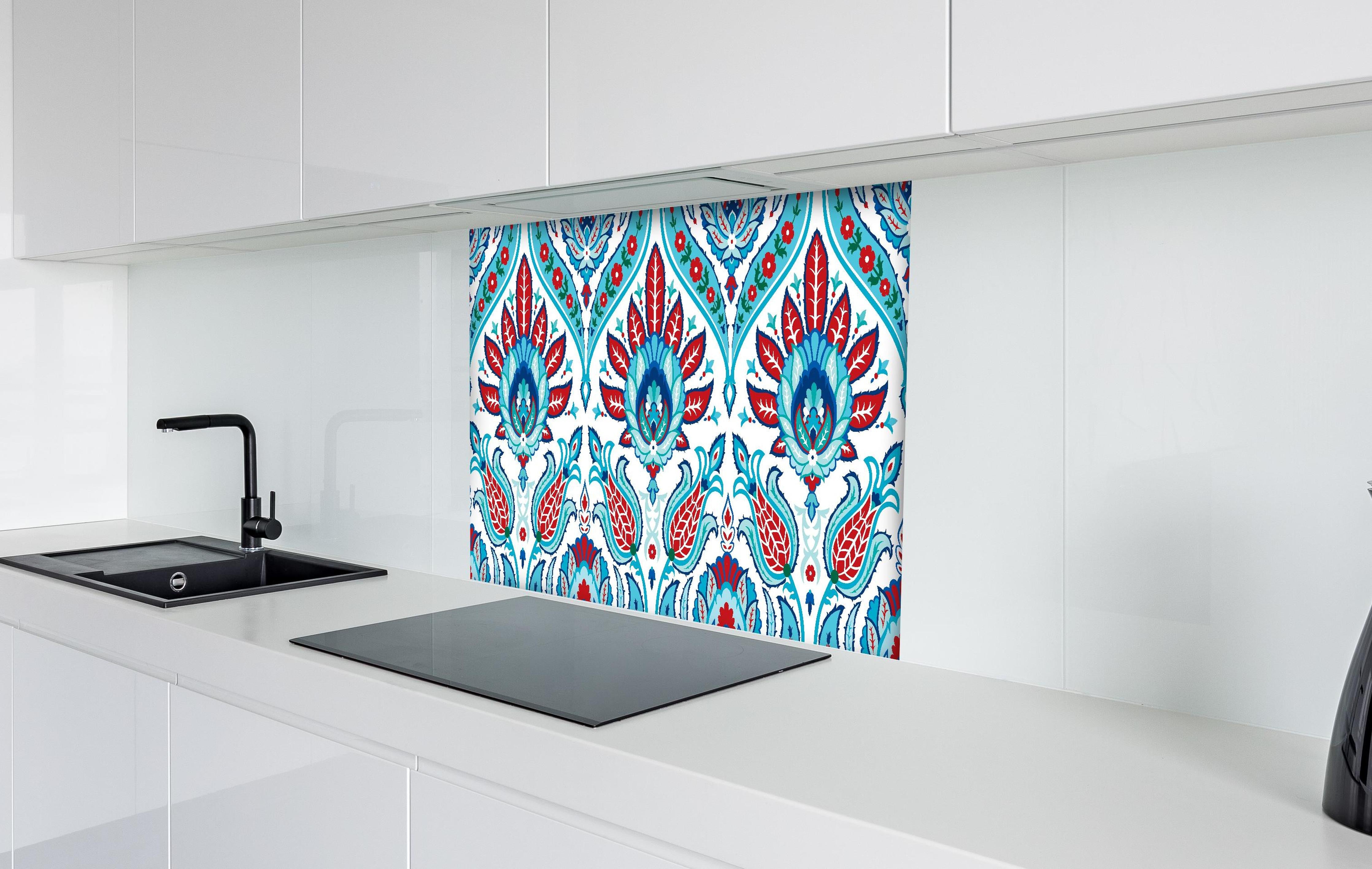 Spritzschutz - Blau-Roter Exotischer Blumendruck hinter einem Cerankochfeld zwischen Holz-Kochutensilien