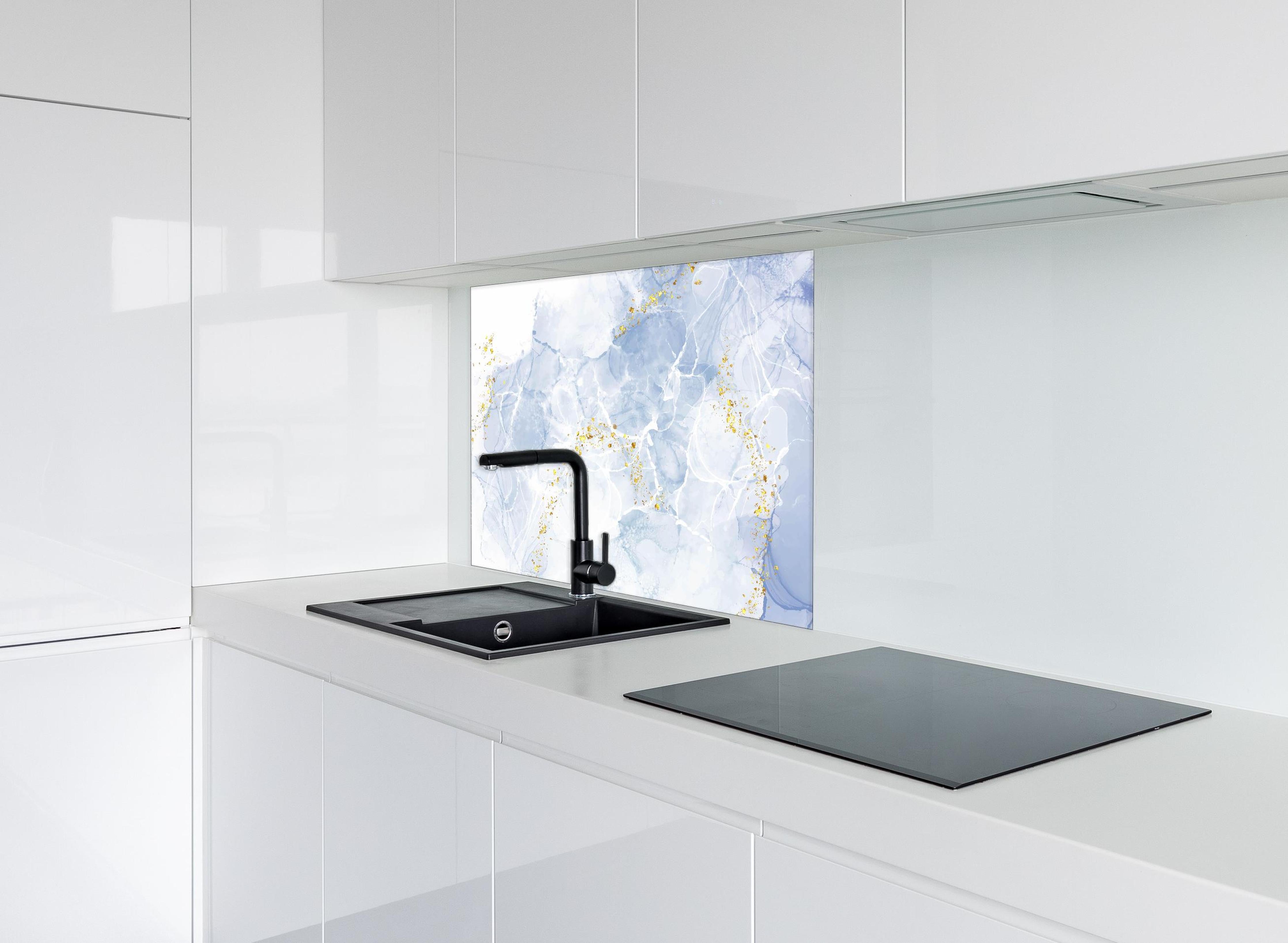 Spritzschutz - Blau-Weiß-Marmor mit goldener Textur hinter einem Cerankochfeld zwischen Holz-Kochutensilien