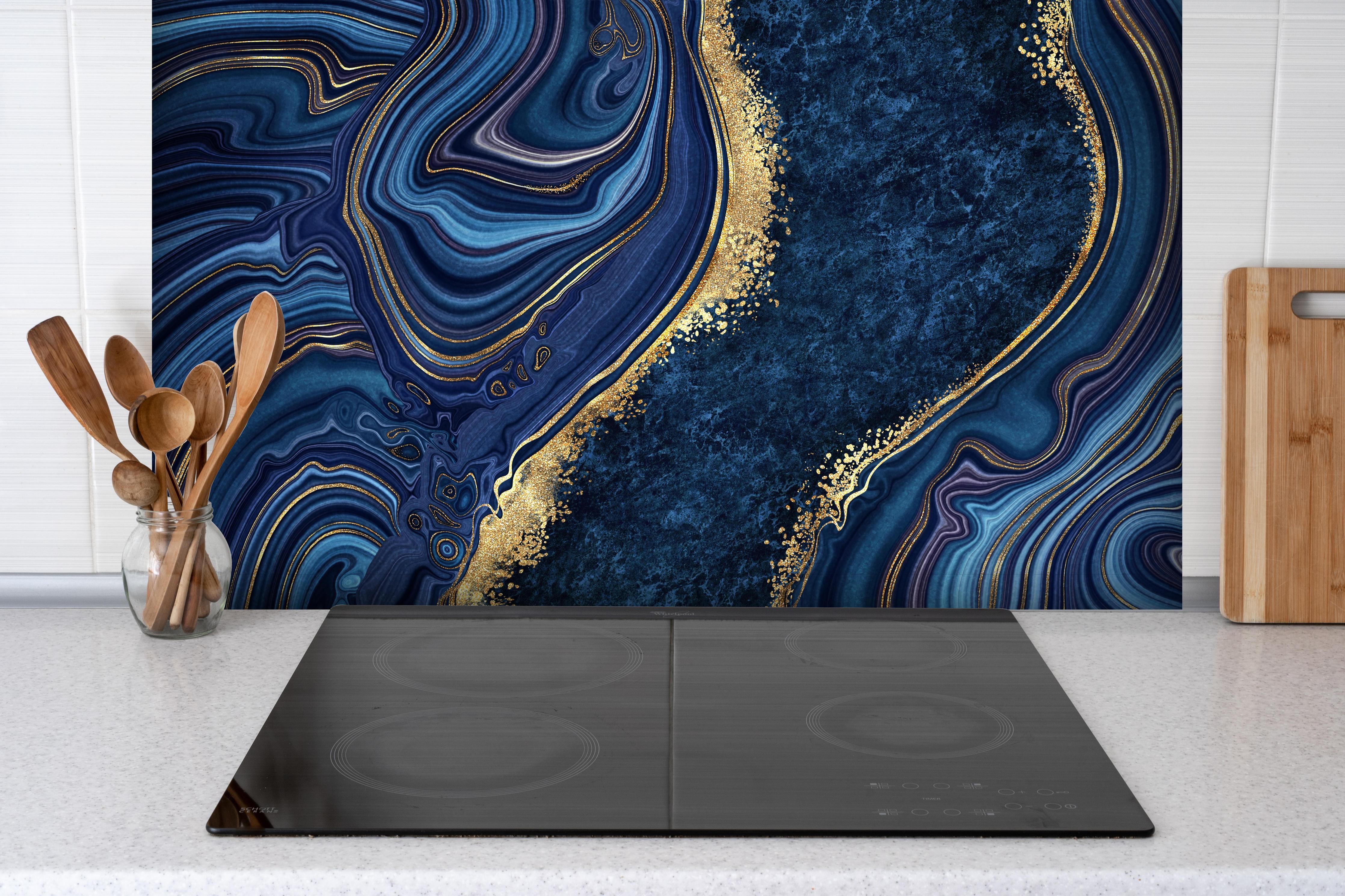 Spritzschutz - Blau goldenes Mosaik Design aus Marmor hinter einem Cerankochfeld zwischen Holz-Kochutensilien