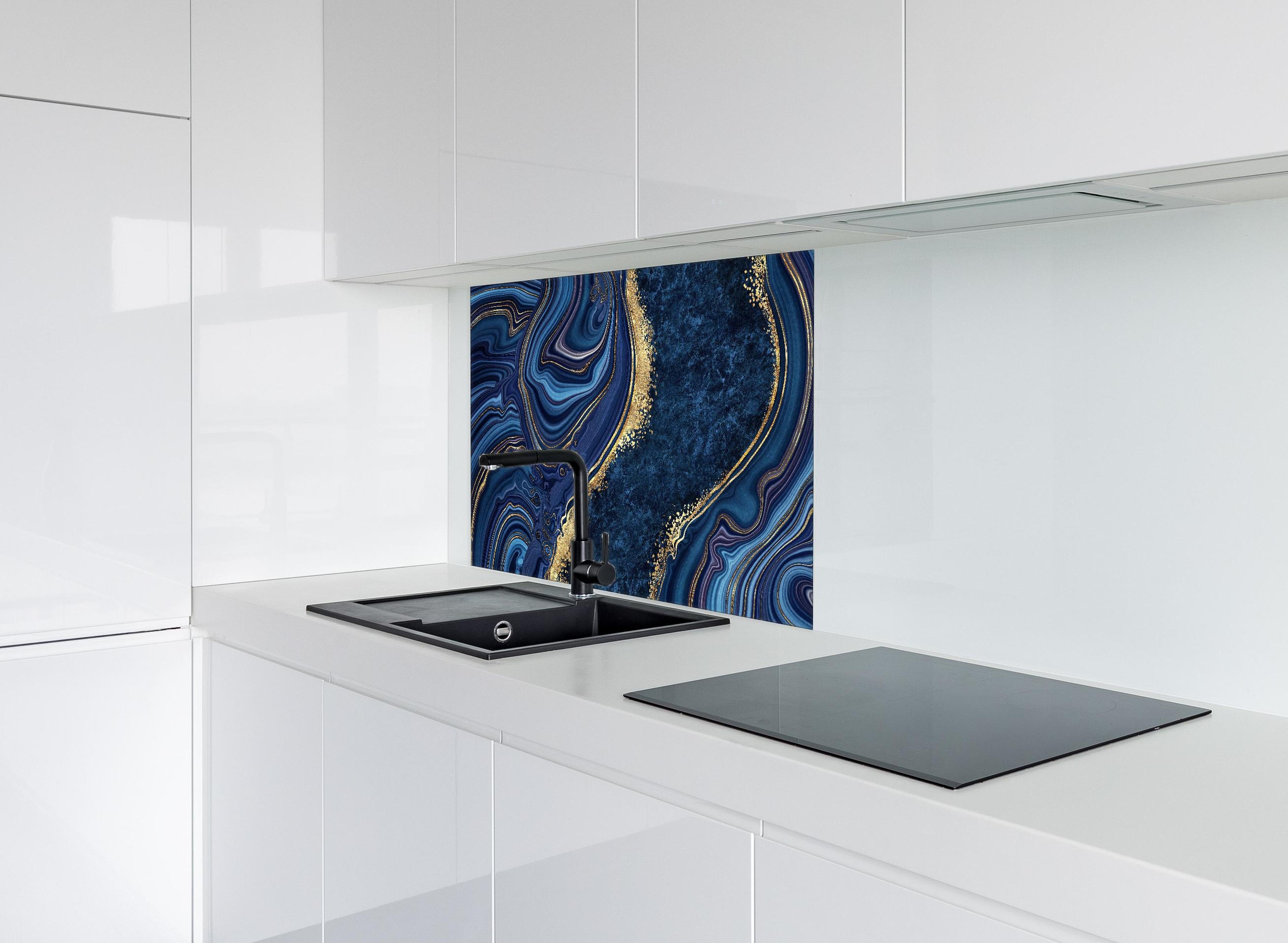 Spritzschutz - Blau goldenes Mosaik Design aus Marmor hinter einem Cerankochfeld zwischen Holz-Kochutensilien
