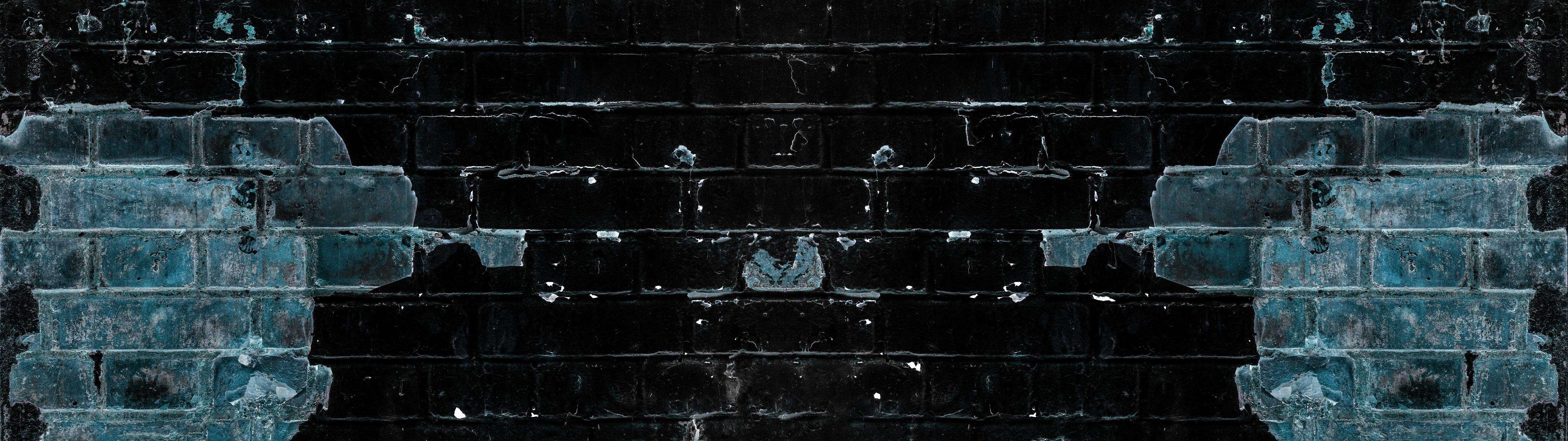 Spritzschutz-Blau schwarz beschädigte Ziegelwand