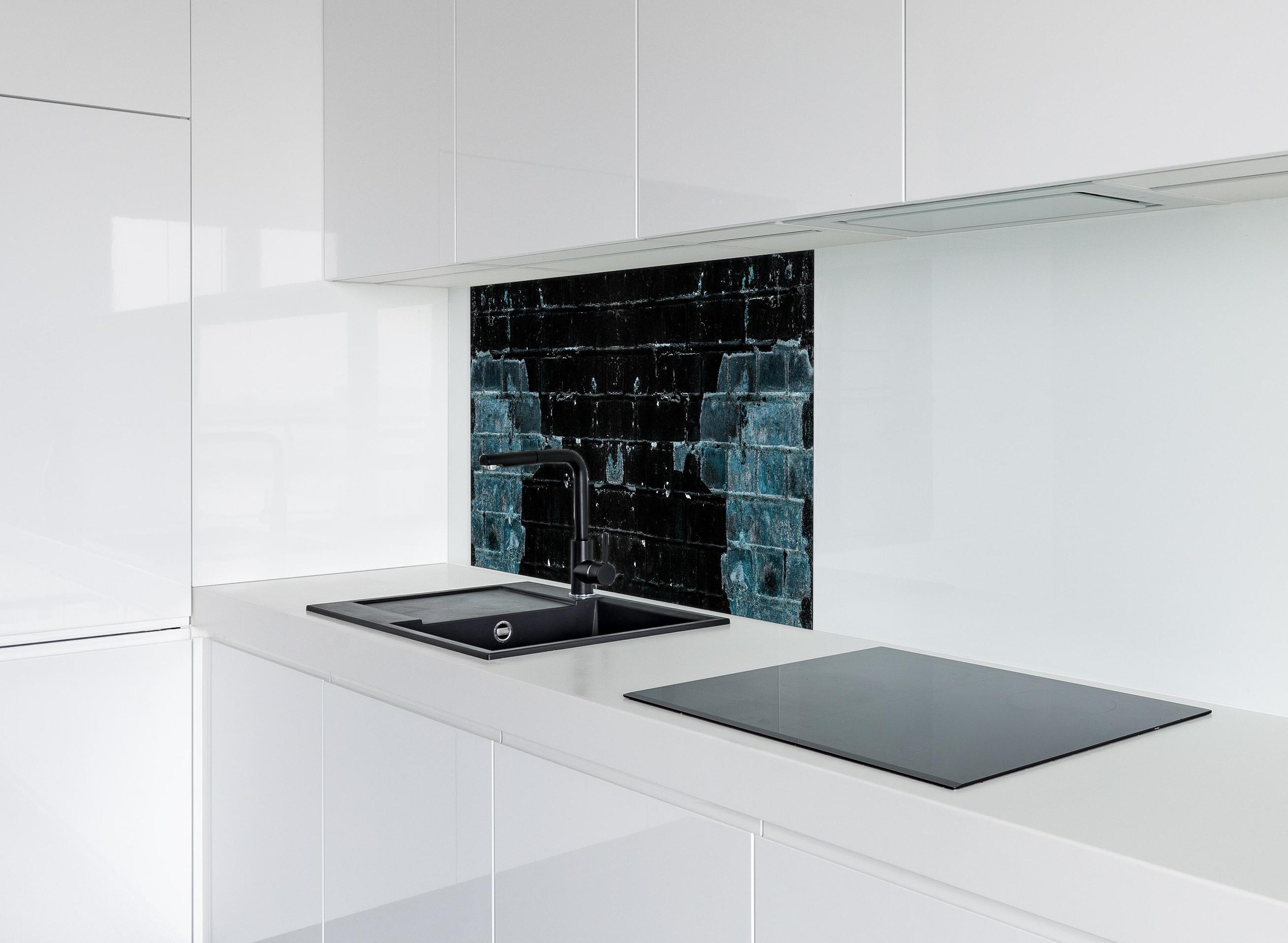 Spritzschutz - Blau schwarz beschädigte Ziegelwand hinter einem Cerankochfeld zwischen Holz-Kochutensilien