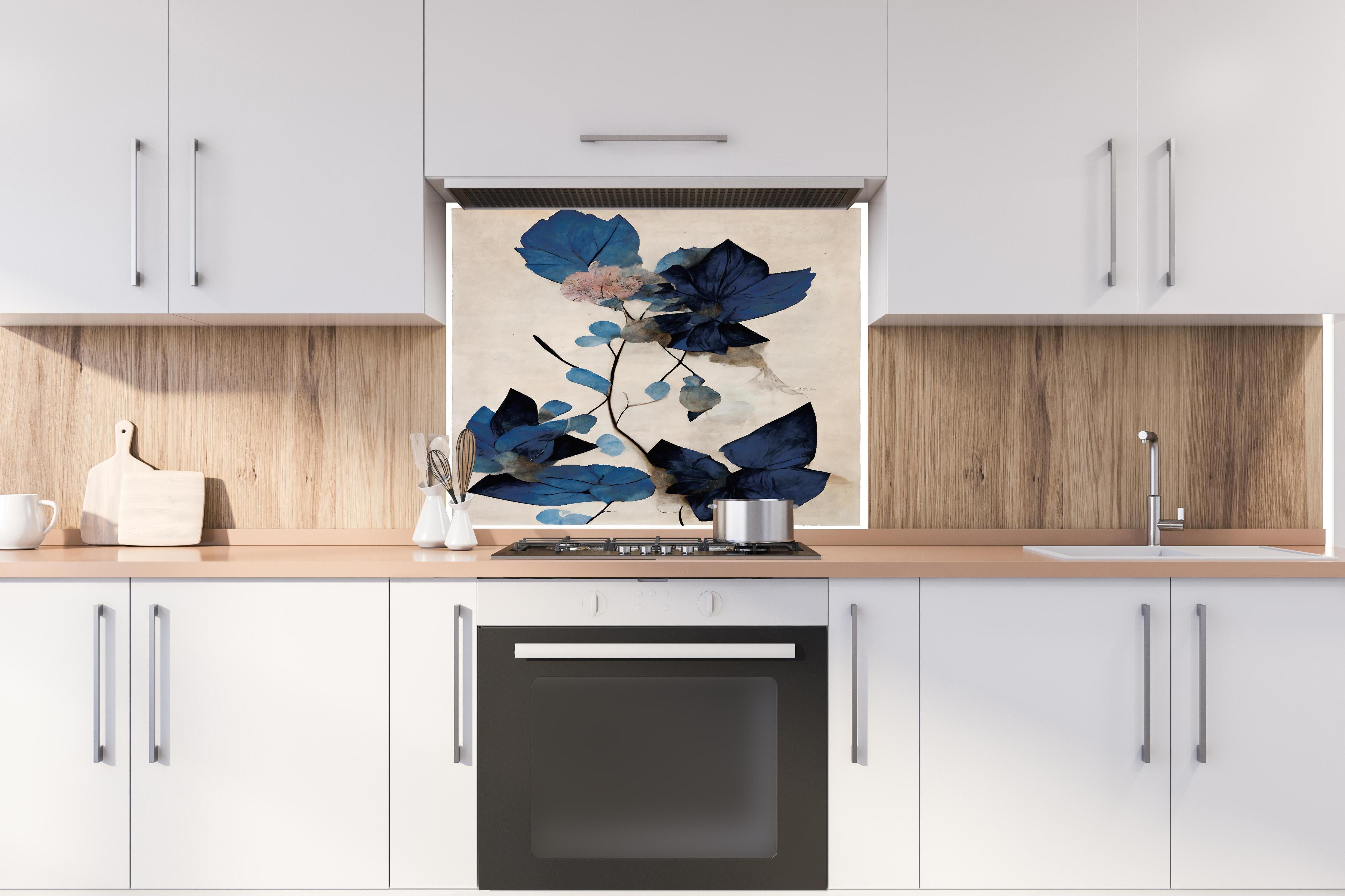 Spritzschutz - Blaue Blüten - Floral hinter einem Cerankochfeld zwischen Holz-Kochutensilien