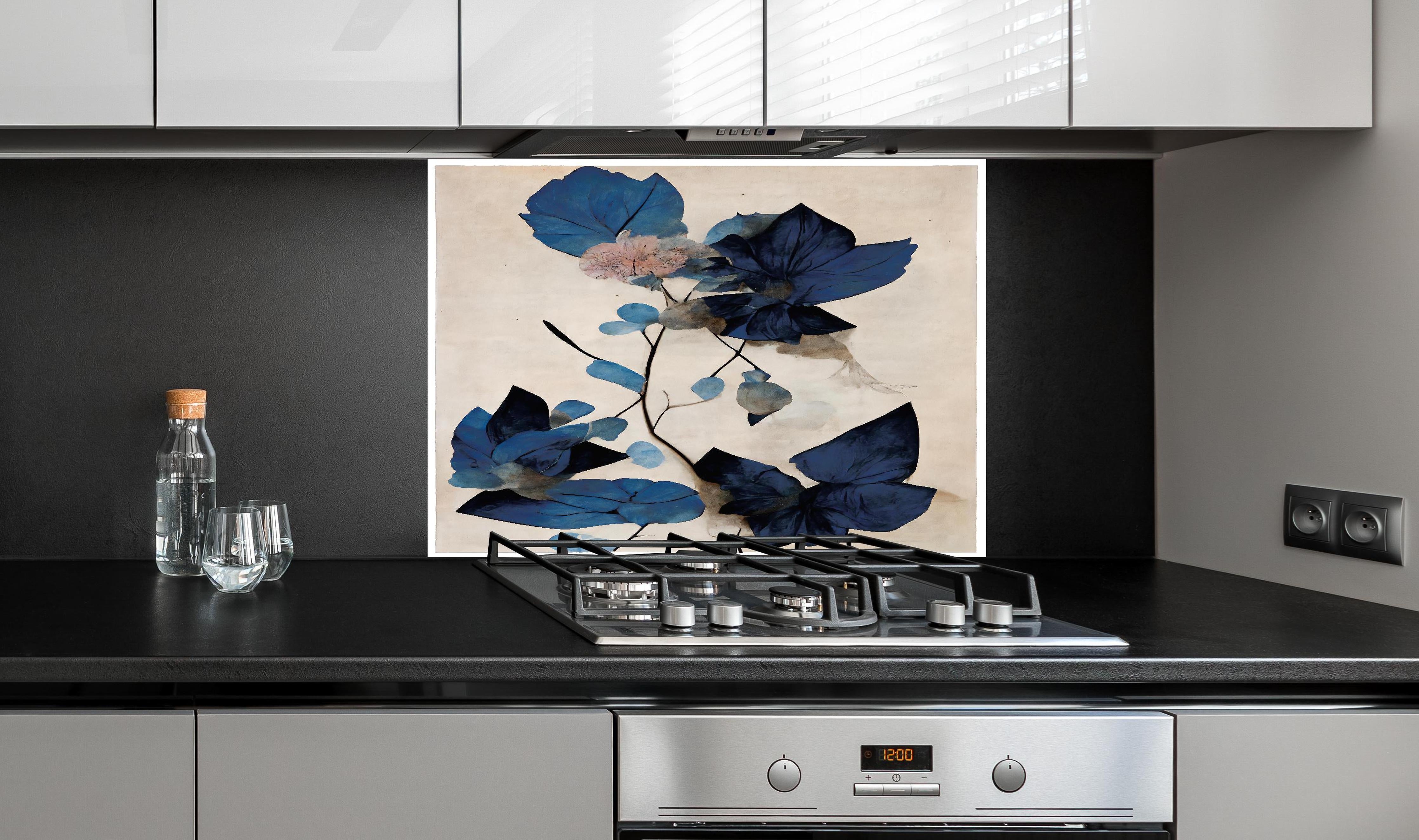 Spritzschutz - Blaue Blüten - Floral hinter einem Cerankochfeld zwischen Holz-Kochutensilien