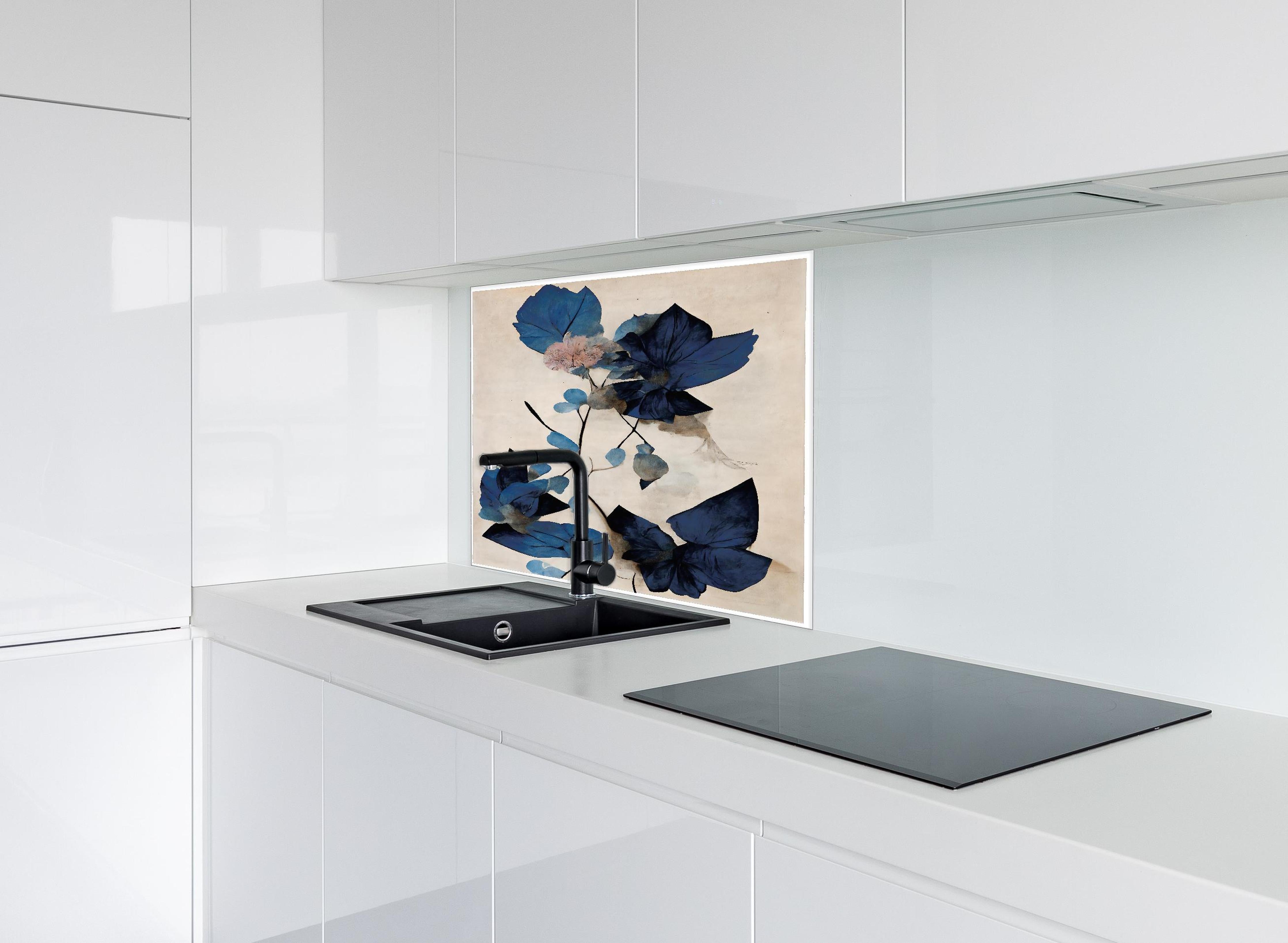 Spritzschutz - Blaue Blüten - Floral hinter einem Cerankochfeld zwischen Holz-Kochutensilien