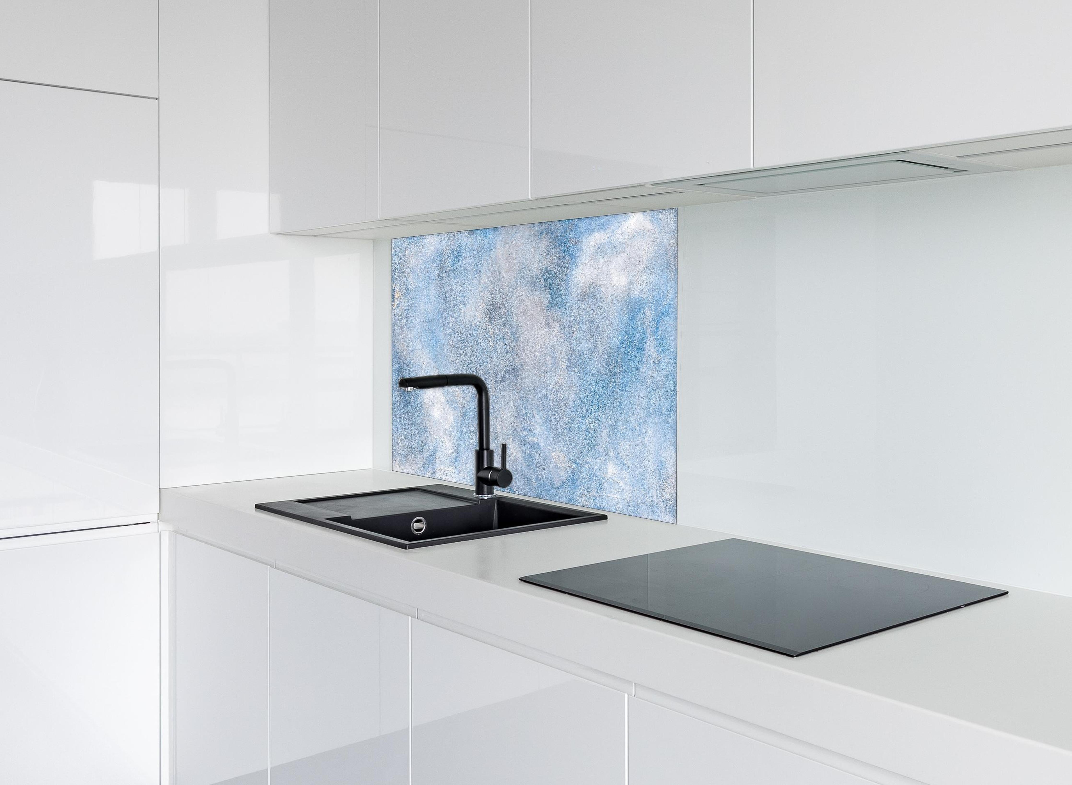 Spritzschutz - Blaue Marmor Textur hinter einem Cerankochfeld zwischen Holz-Kochutensilien