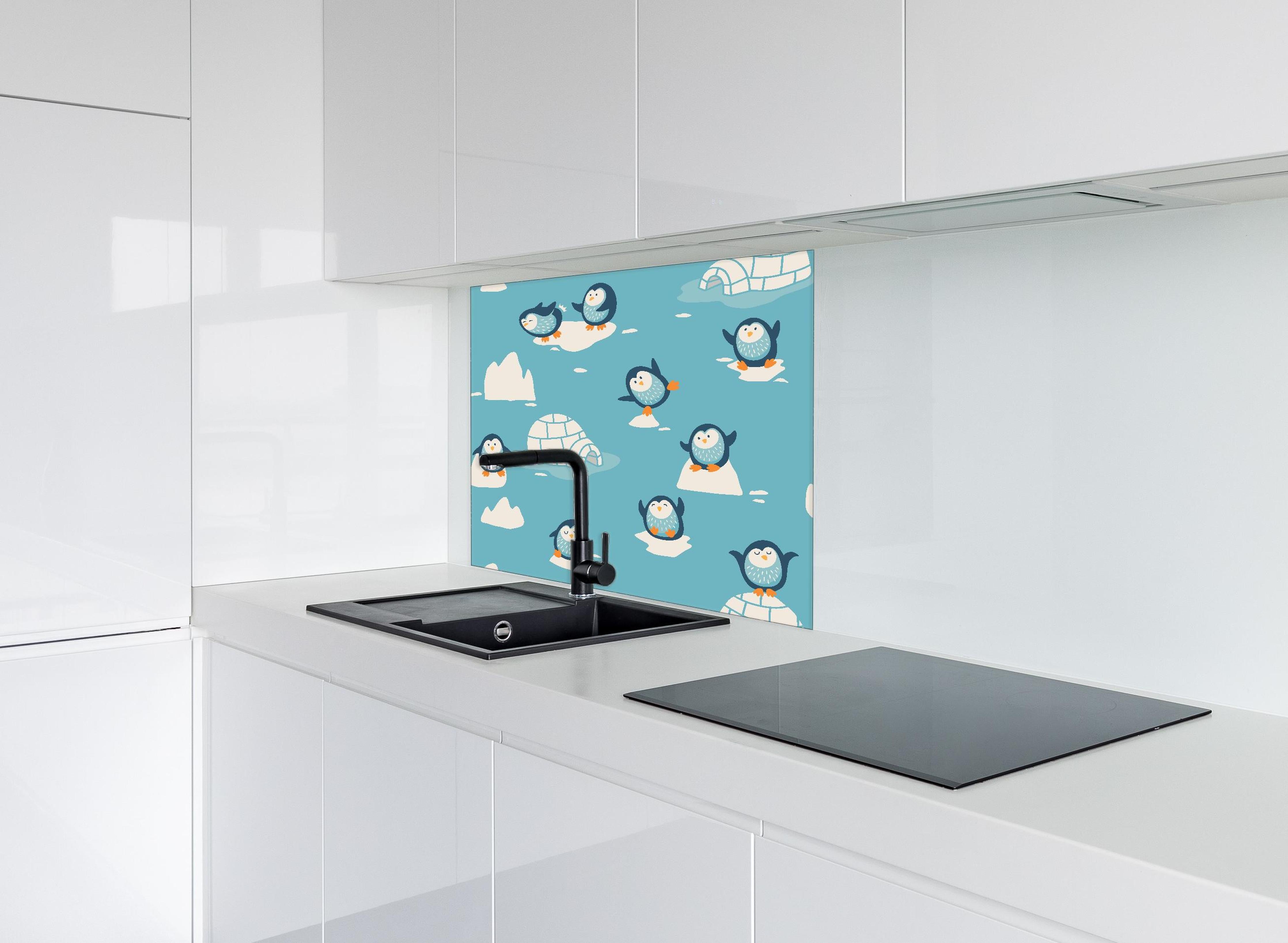 Spritzschutz - Blaue Pinguin Illustration Kindermuster hinter einem Cerankochfeld zwischen Holz-Kochutensilien