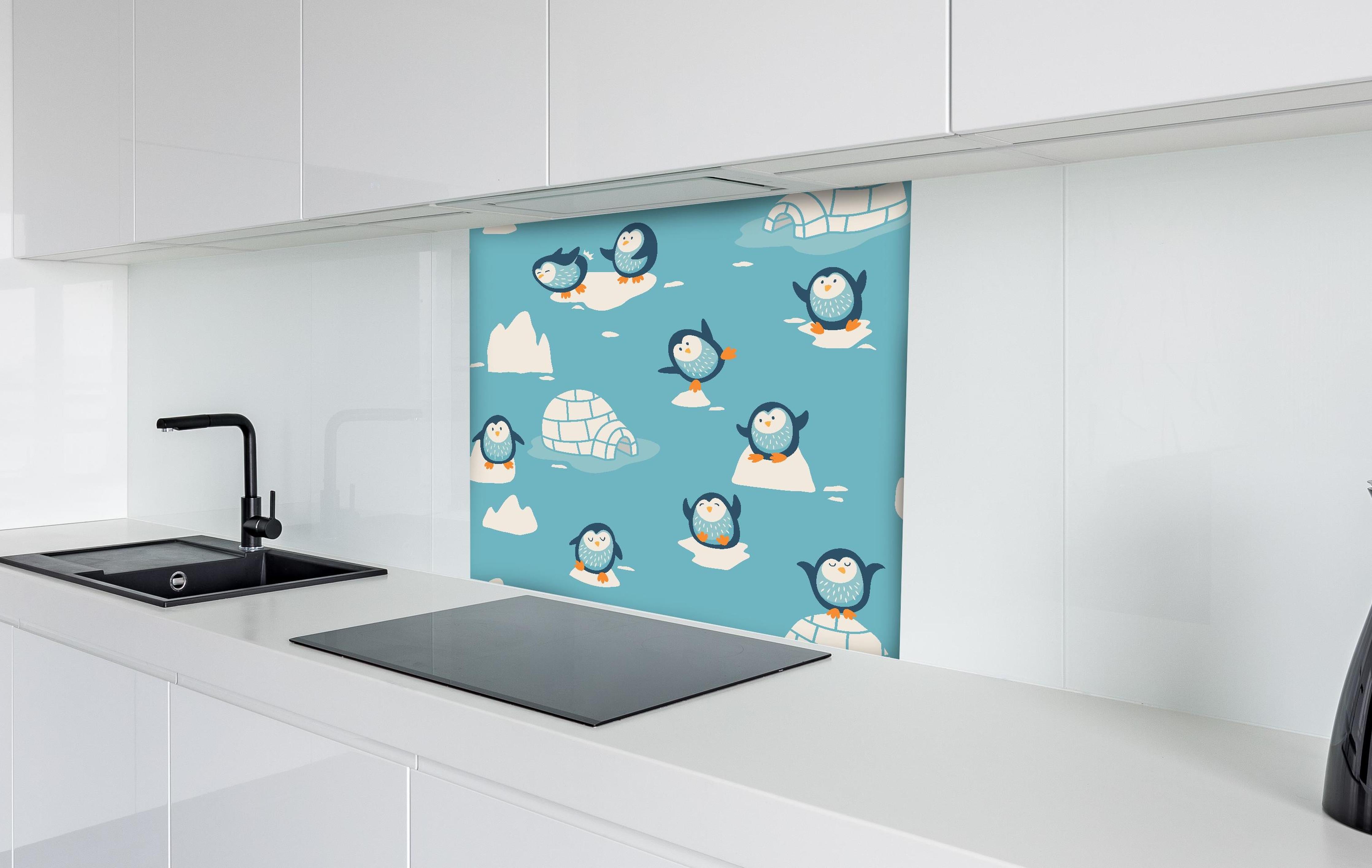 Spritzschutz - Blaue Pinguin Illustration Kindermuster hinter einem Cerankochfeld zwischen Holz-Kochutensilien