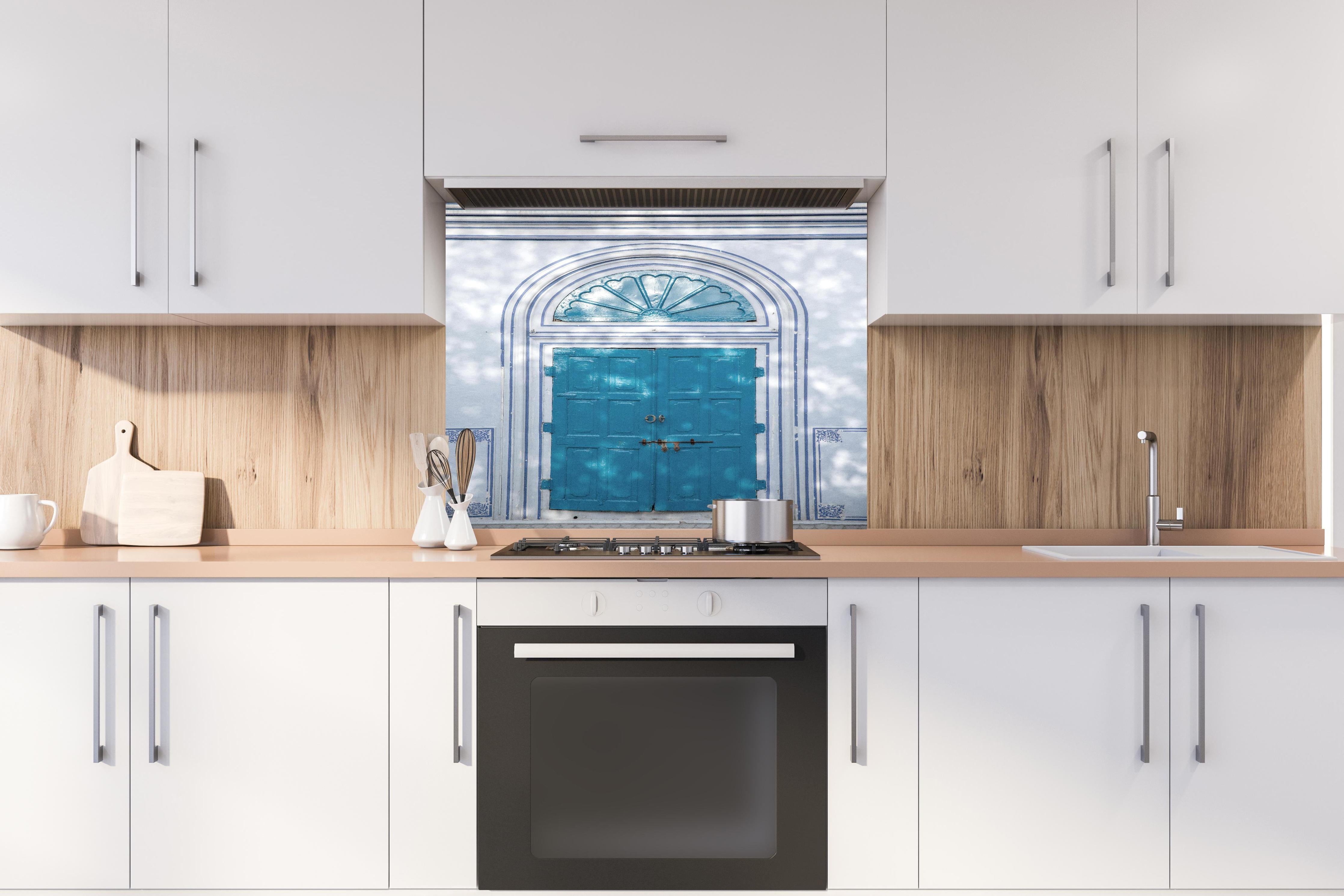 Spritzschutz - Blaue Tür - Architektur hinter einem Cerankochfeld zwischen Holz-Kochutensilien