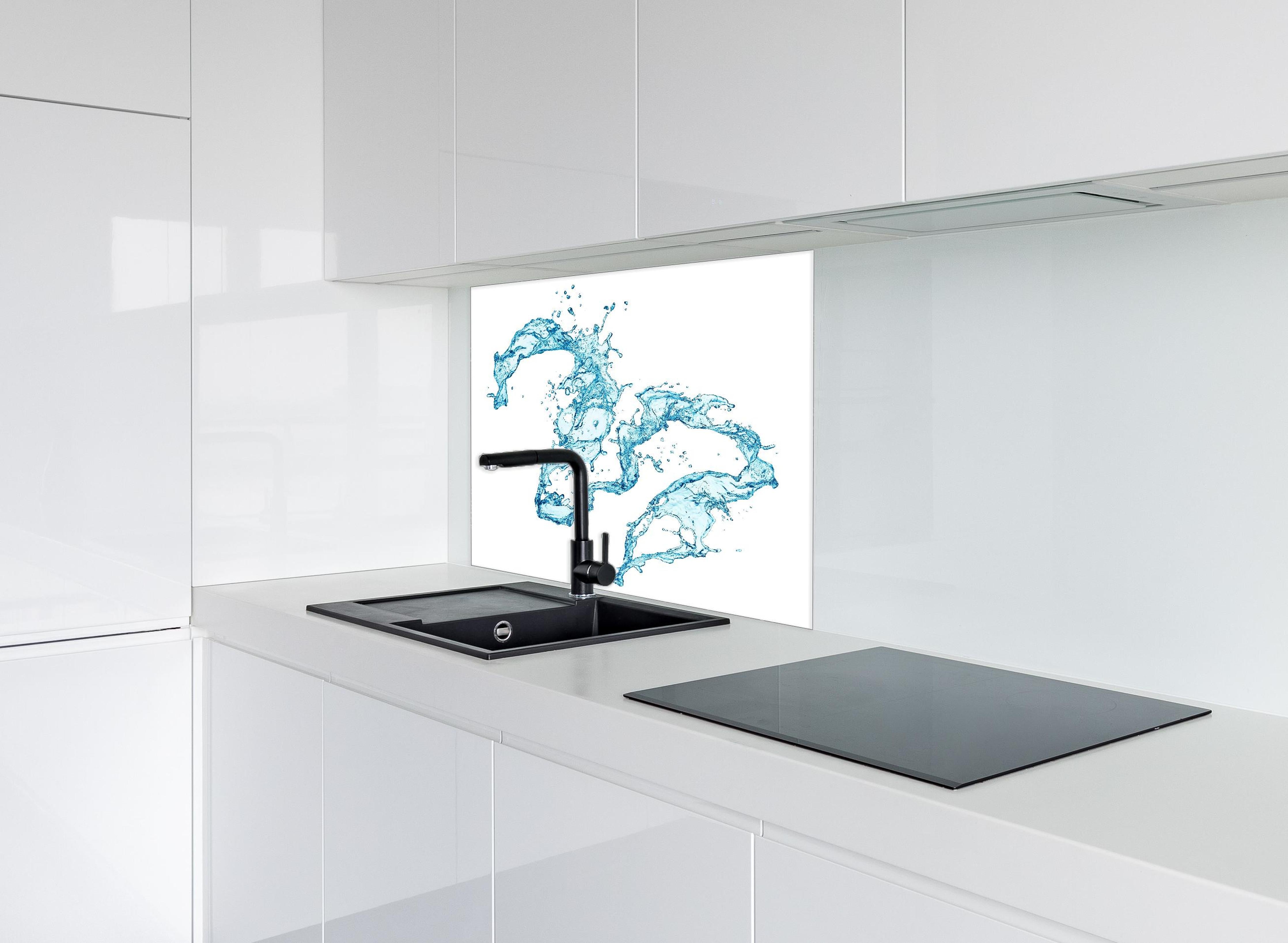 Spritzschutz - Blaue Wasser Spritzer weißer Hintergrund hinter einem Cerankochfeld zwischen Holz-Kochutensilien