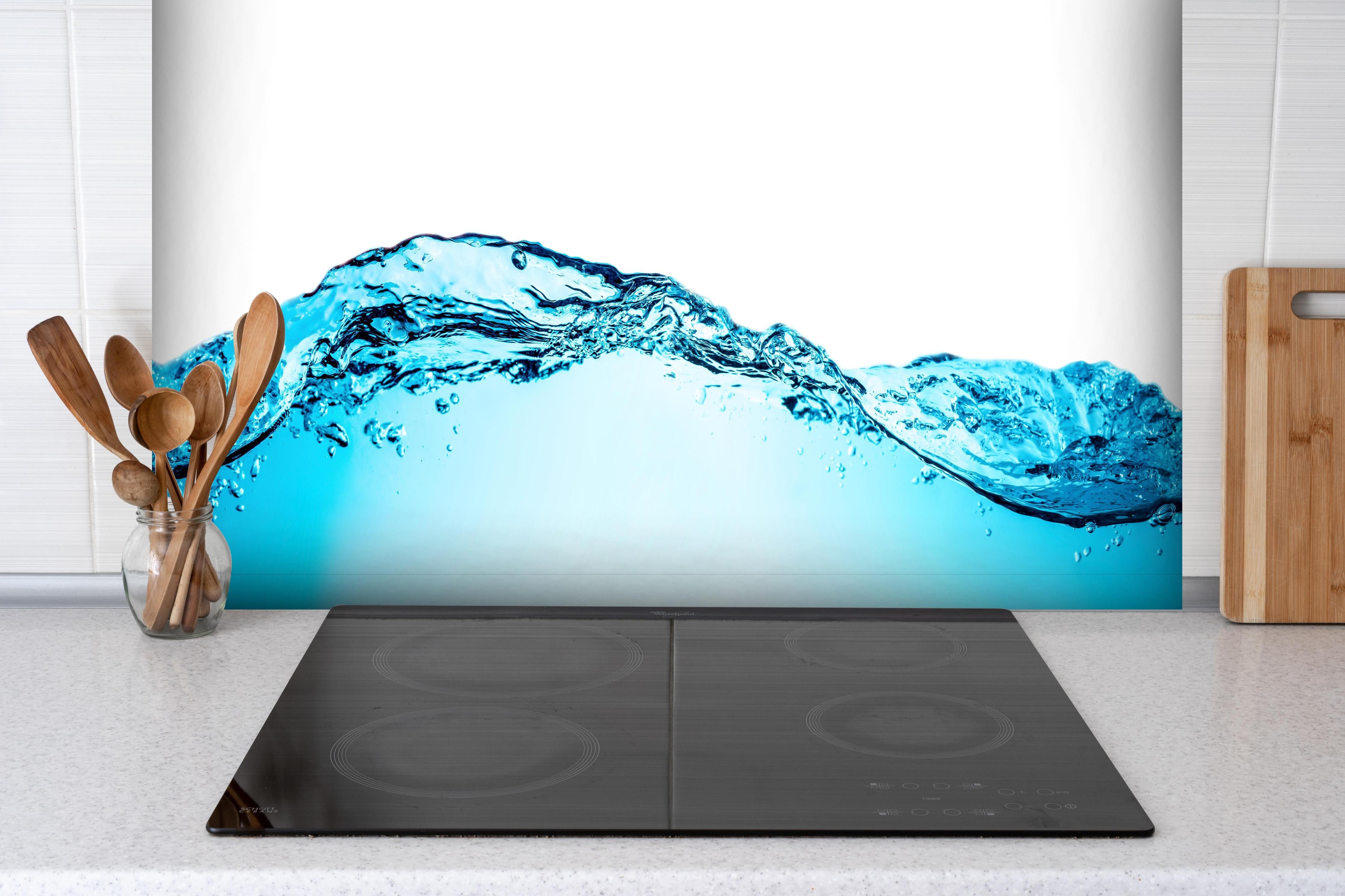 Spritzschutz - Blaue Wellentextur mit Luftblasen isoliert hinter einem Cerankochfeld zwischen Holz-Kochutensilien
