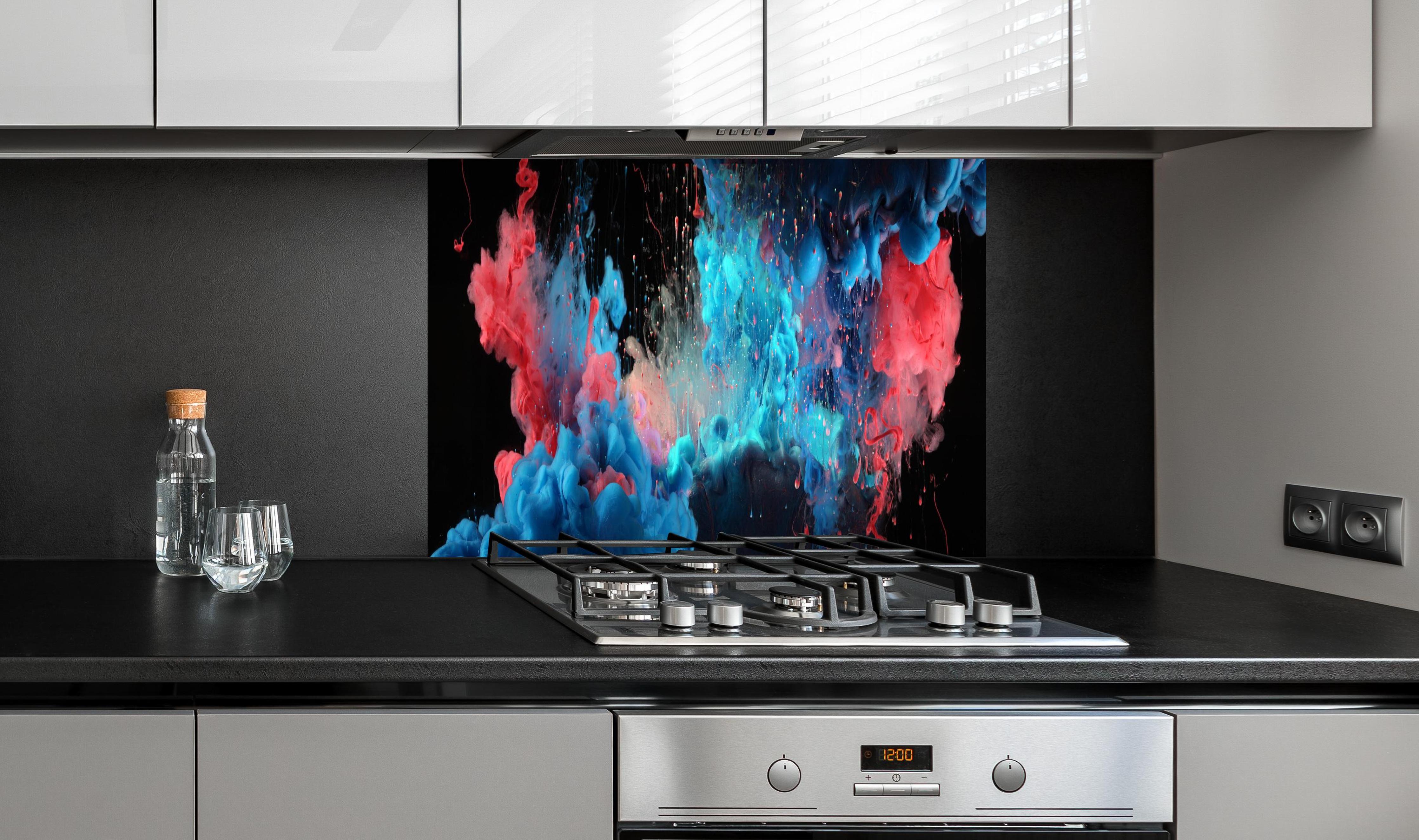 Spritzschutz - Blaue und rote Acryl-Farben auf Schwarz hinter einem Cerankochfeld zwischen Holz-Kochutensilien