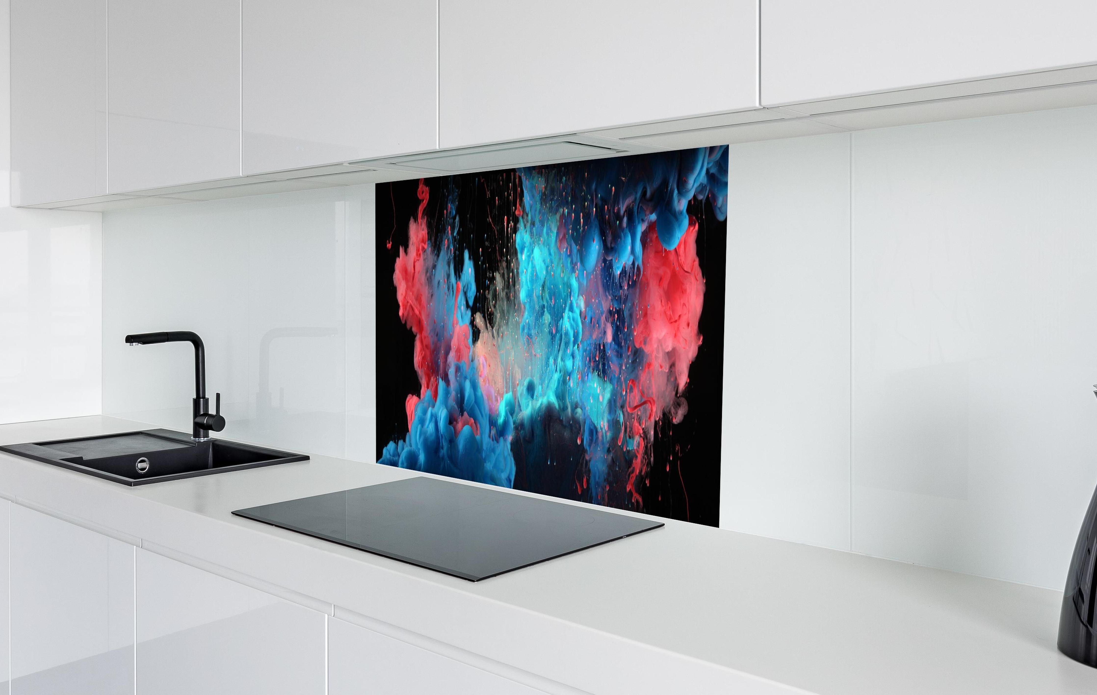 Spritzschutz - Blaue und rote Acryl-Farben auf Schwarz hinter einem Cerankochfeld zwischen Holz-Kochutensilien