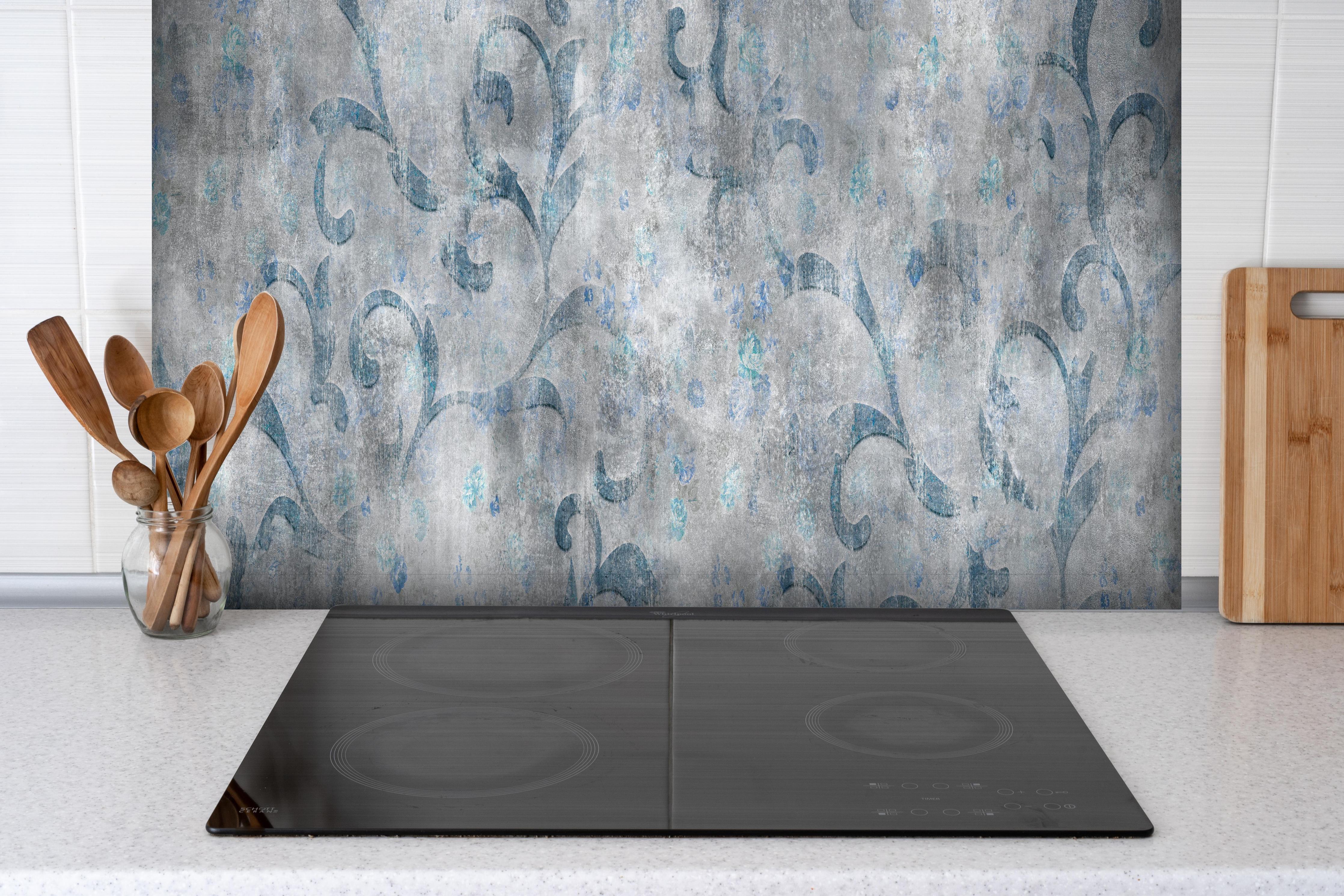 Spritzschutz - Blaues Blätter Muster - Zement hinter einem Cerankochfeld zwischen Holz-Kochutensilien
