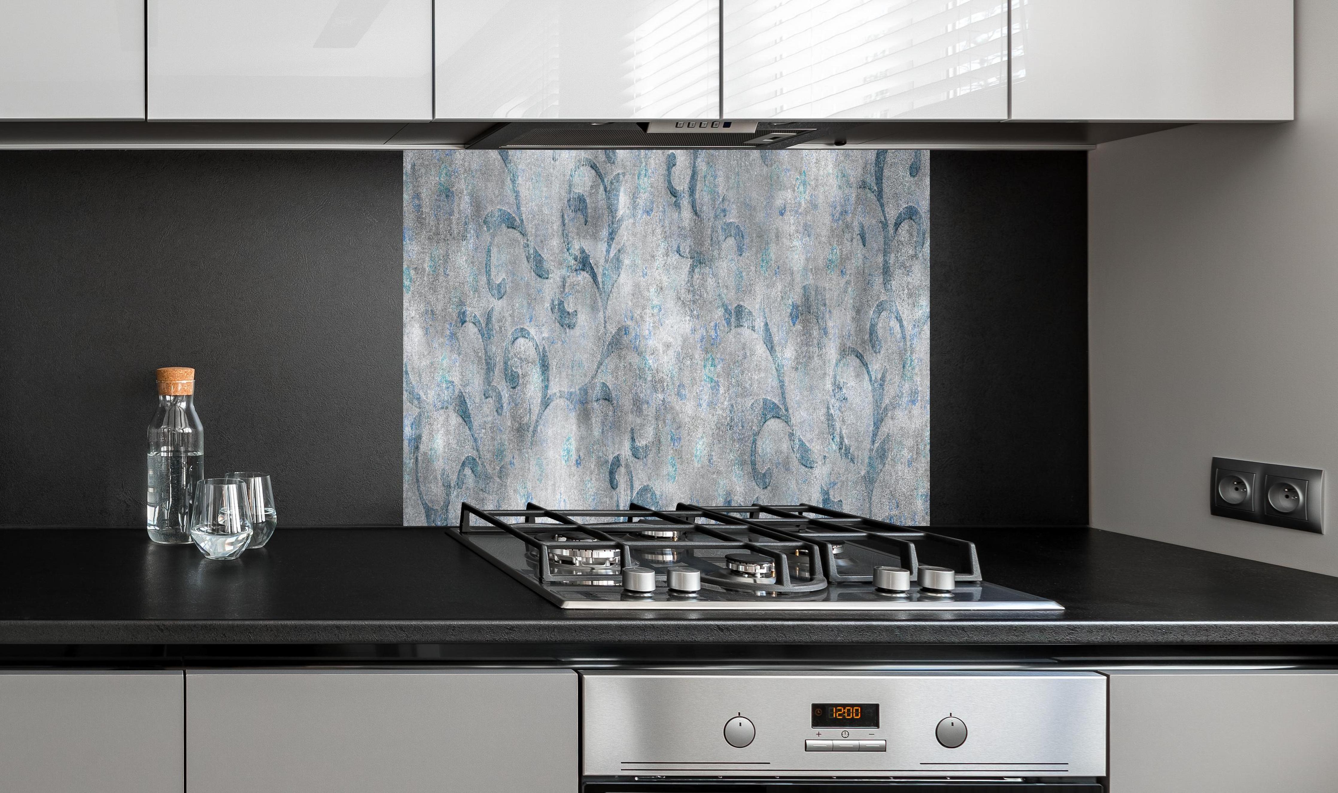 Spritzschutz - Blaues Blätter Muster - Zement hinter einem Cerankochfeld zwischen Holz-Kochutensilien