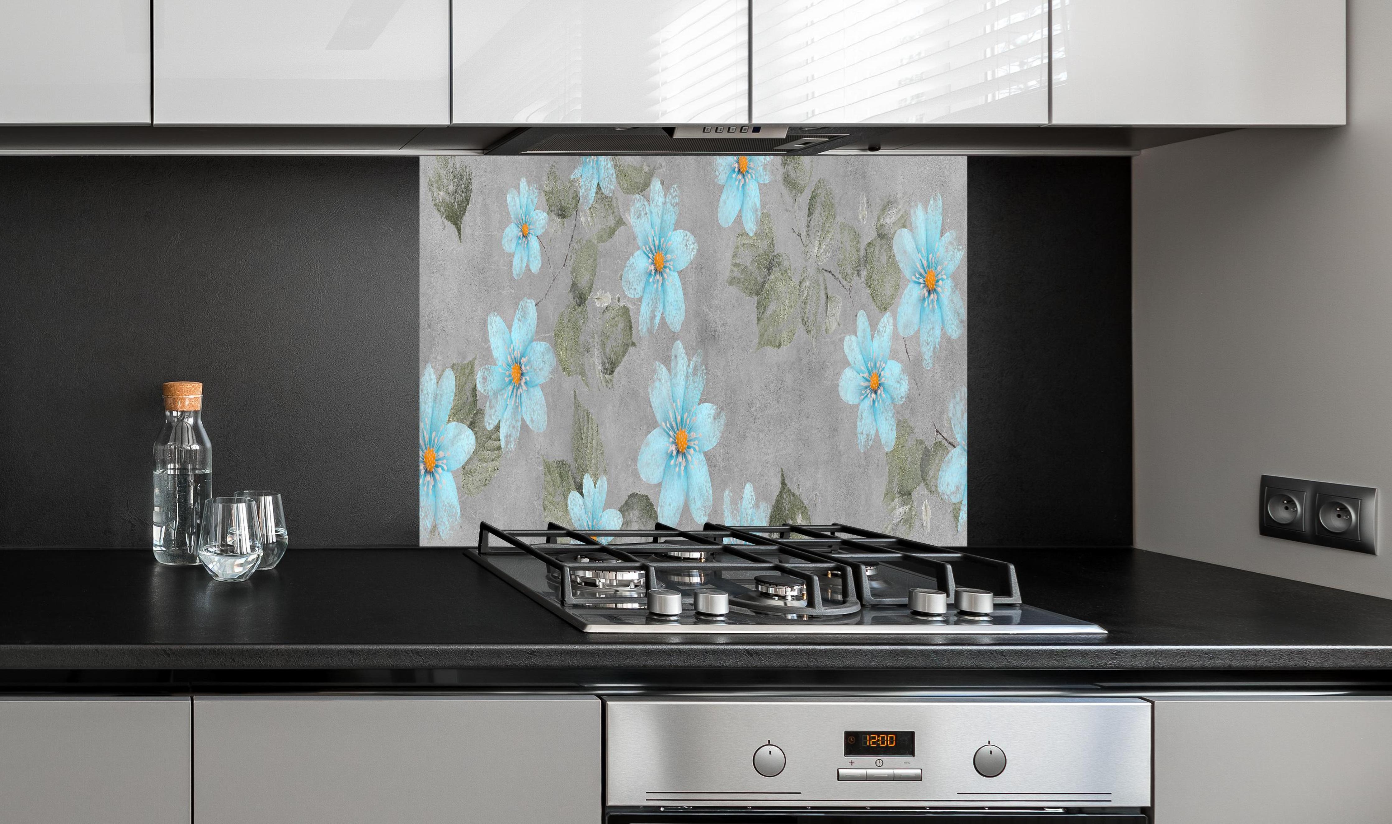 Spritzschutz - Blaues Blumenmuster - Zeichnung hinter einem Cerankochfeld zwischen Holz-Kochutensilien