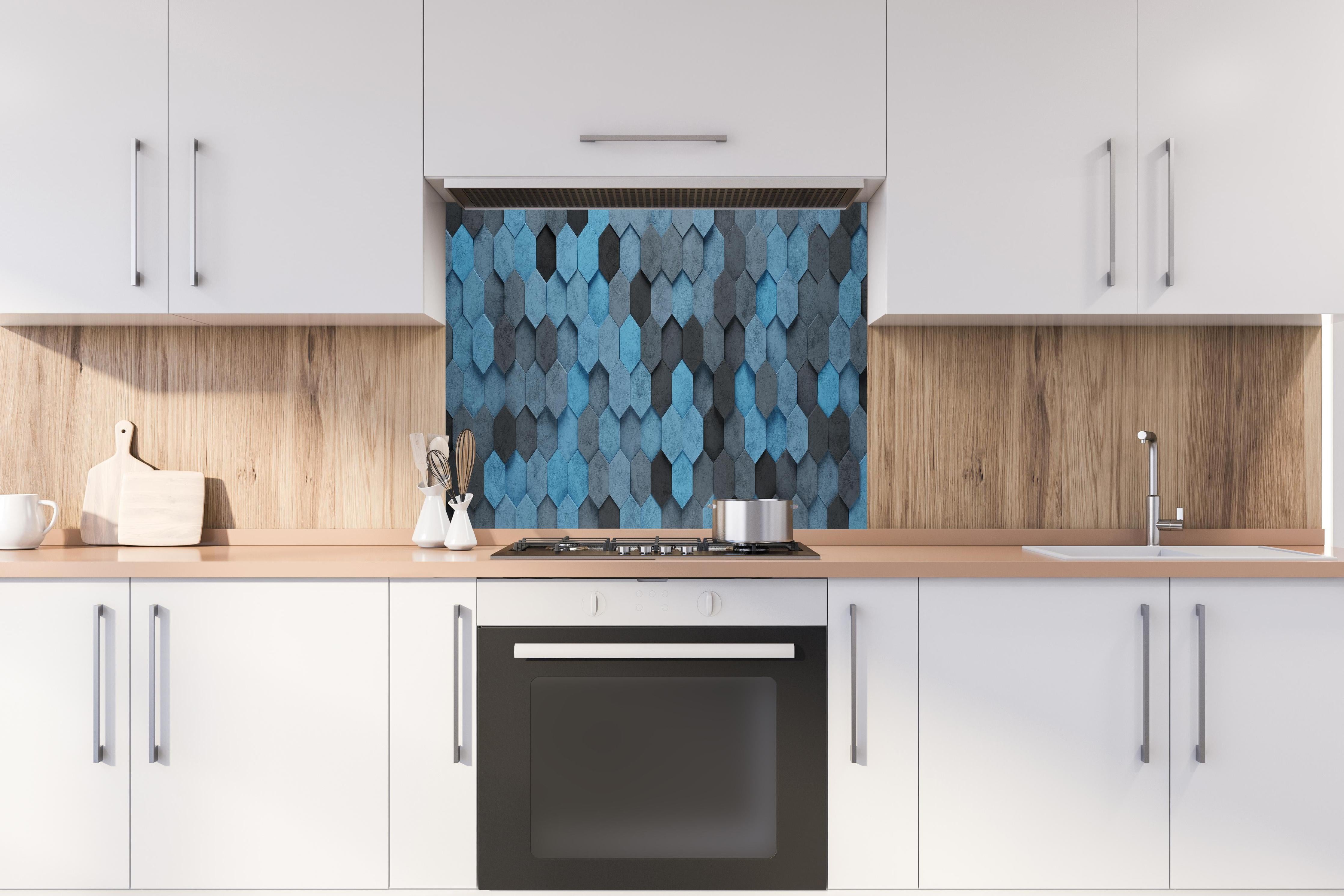 Spritzschutz - Blaues Sechseck 3D Muster hinter einem Cerankochfeld zwischen Holz-Kochutensilien