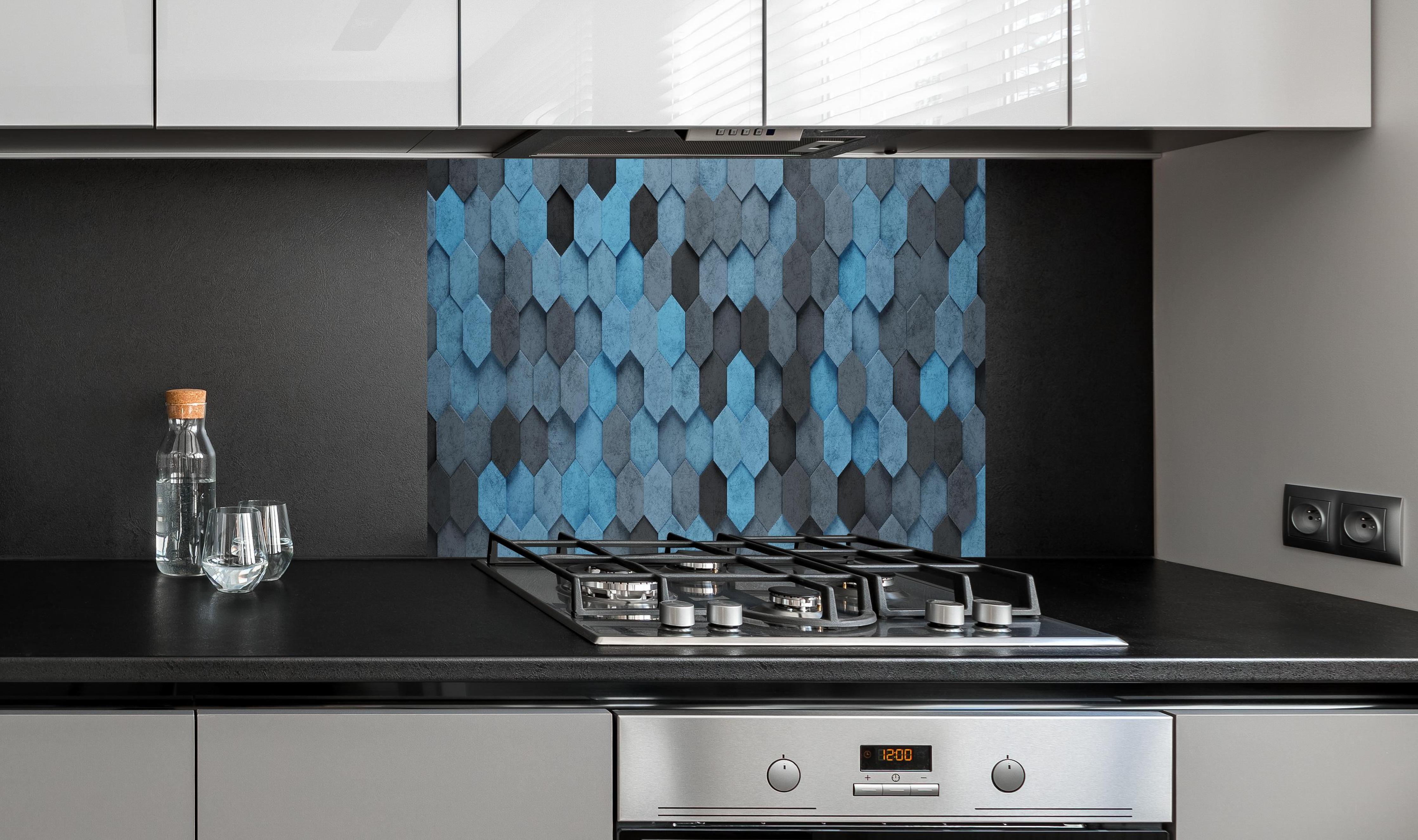 Spritzschutz - Blaues Sechseck 3D Muster hinter einem Cerankochfeld zwischen Holz-Kochutensilien