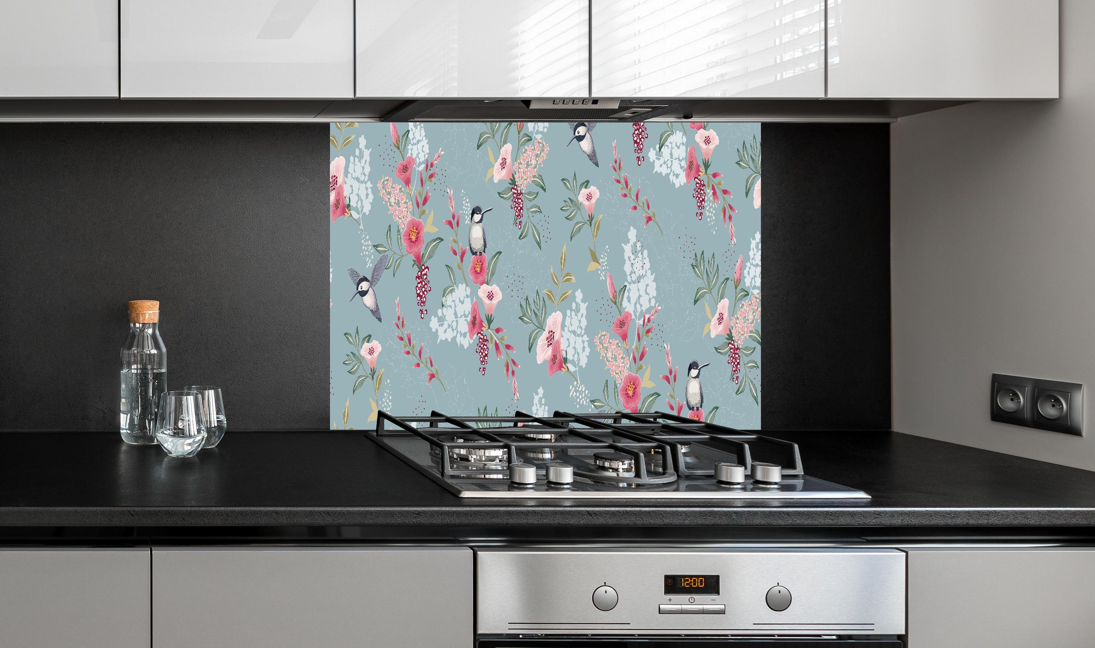 Spritzschutz - Blaugraues Vogel-Blumen-Design Muster hinter einem Cerankochfeld zwischen Holz-Kochutensilien