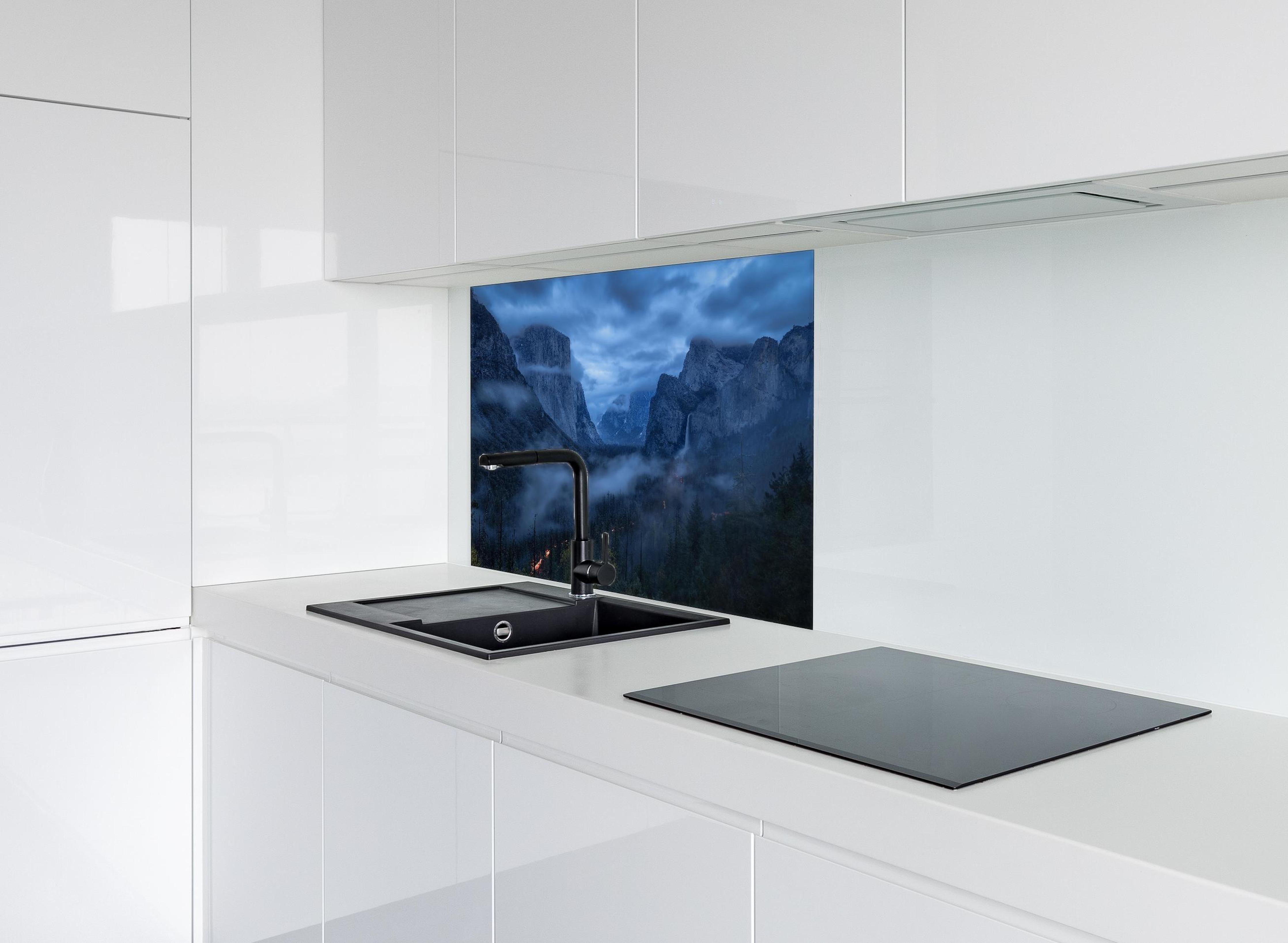 Spritzschutz - Blaustichige Dämmerung im nebelverhangenen Yosemite hinter einem Cerankochfeld zwischen Holz-Kochutensilien