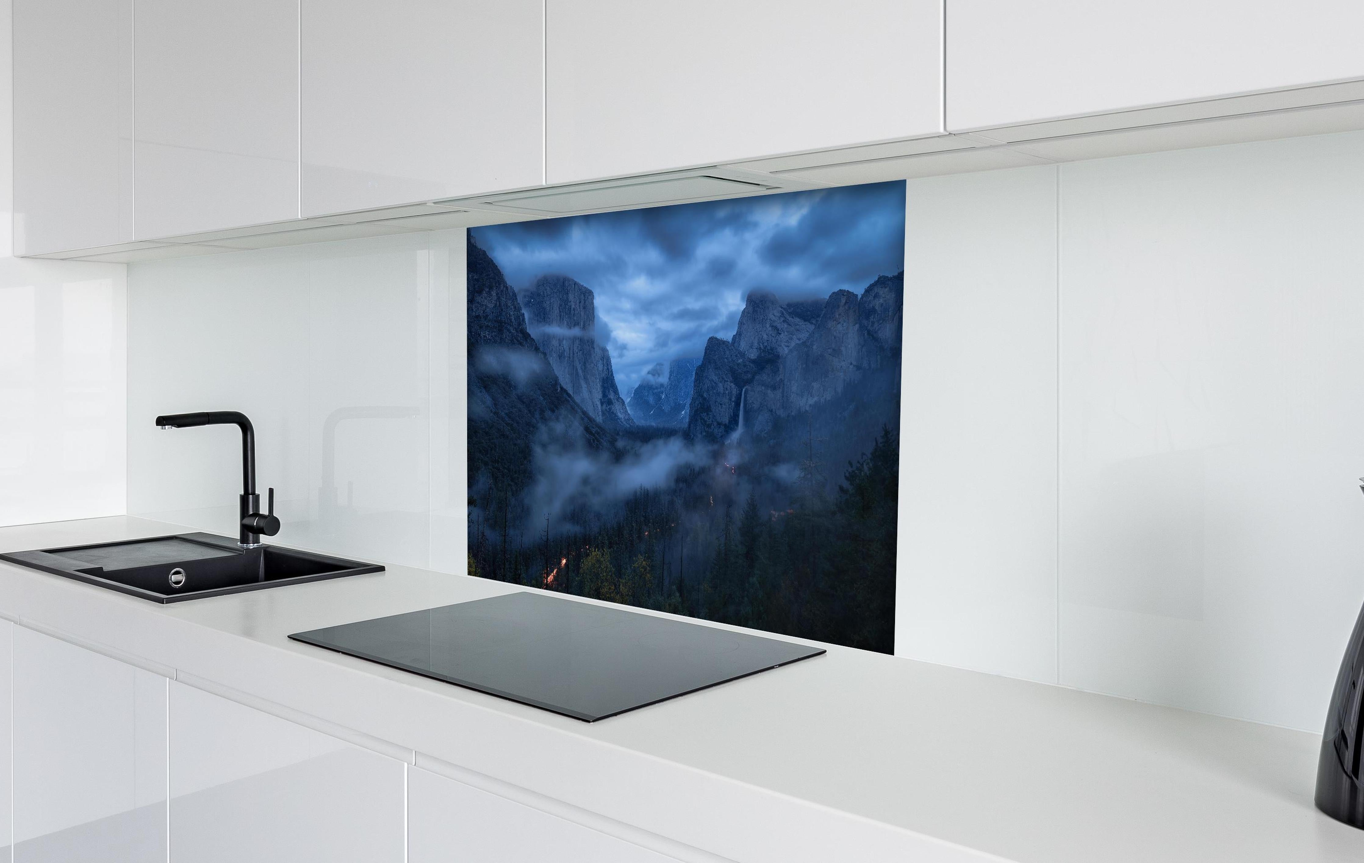 Spritzschutz - Blaustichige Dämmerung im nebelverhangenen Yosemite hinter einem Cerankochfeld zwischen Holz-Kochutensilien