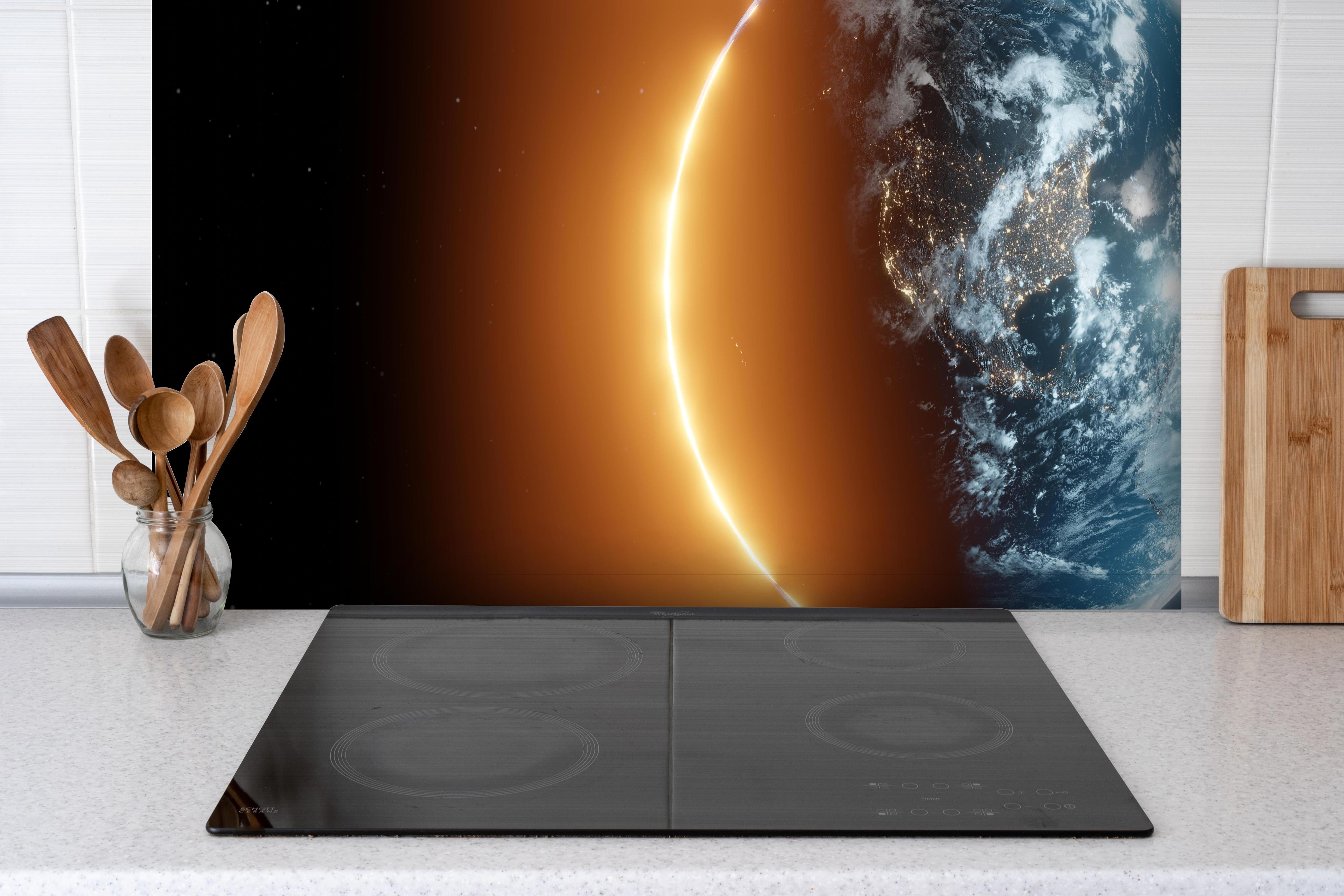 Spritzschutz - Blick auf Erde - Nacht der USA hinter einem Cerankochfeld zwischen Holz-Kochutensilien