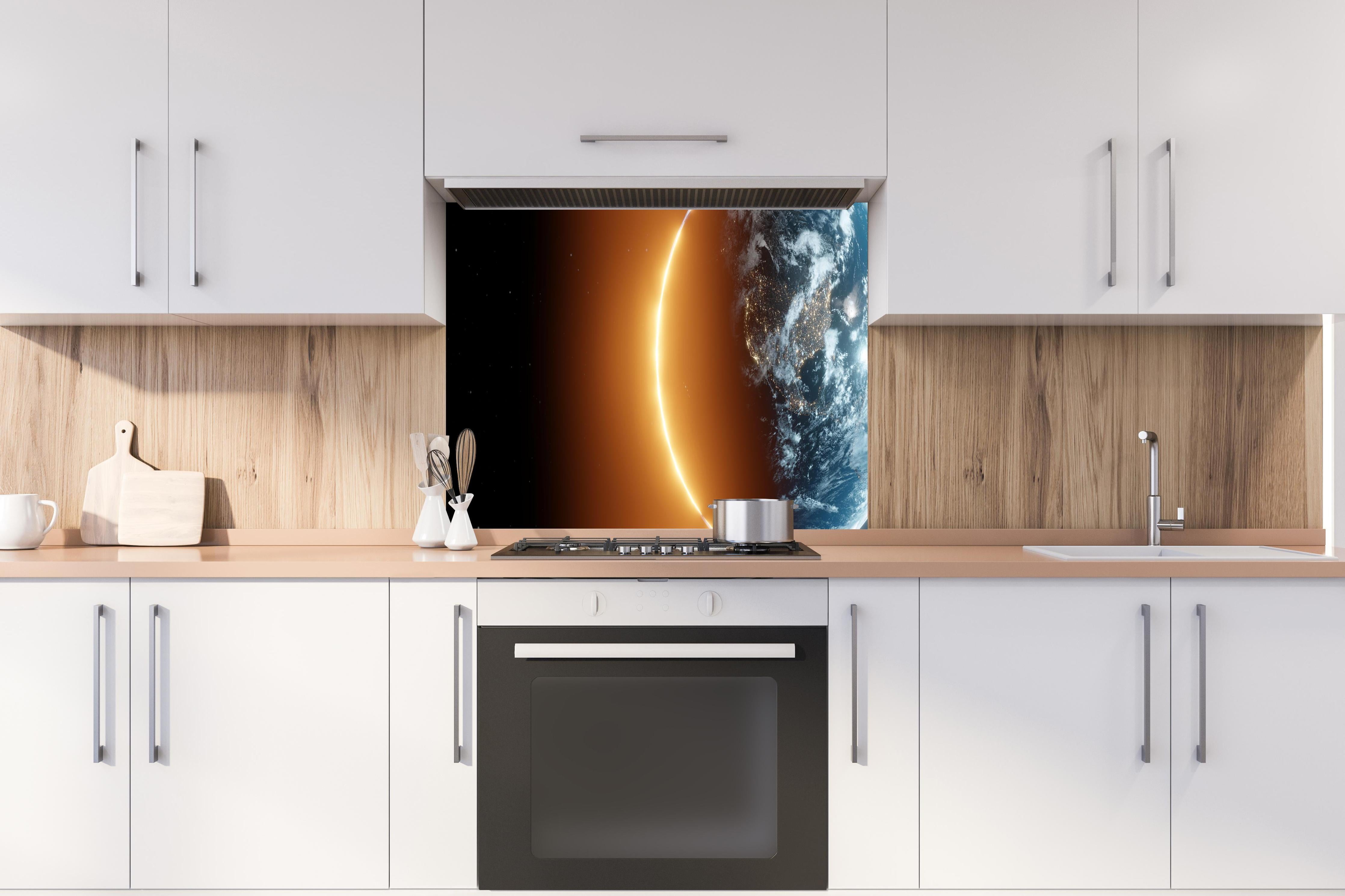 Spritzschutz - Blick auf Erde - Nacht der USA hinter einem Cerankochfeld zwischen Holz-Kochutensilien