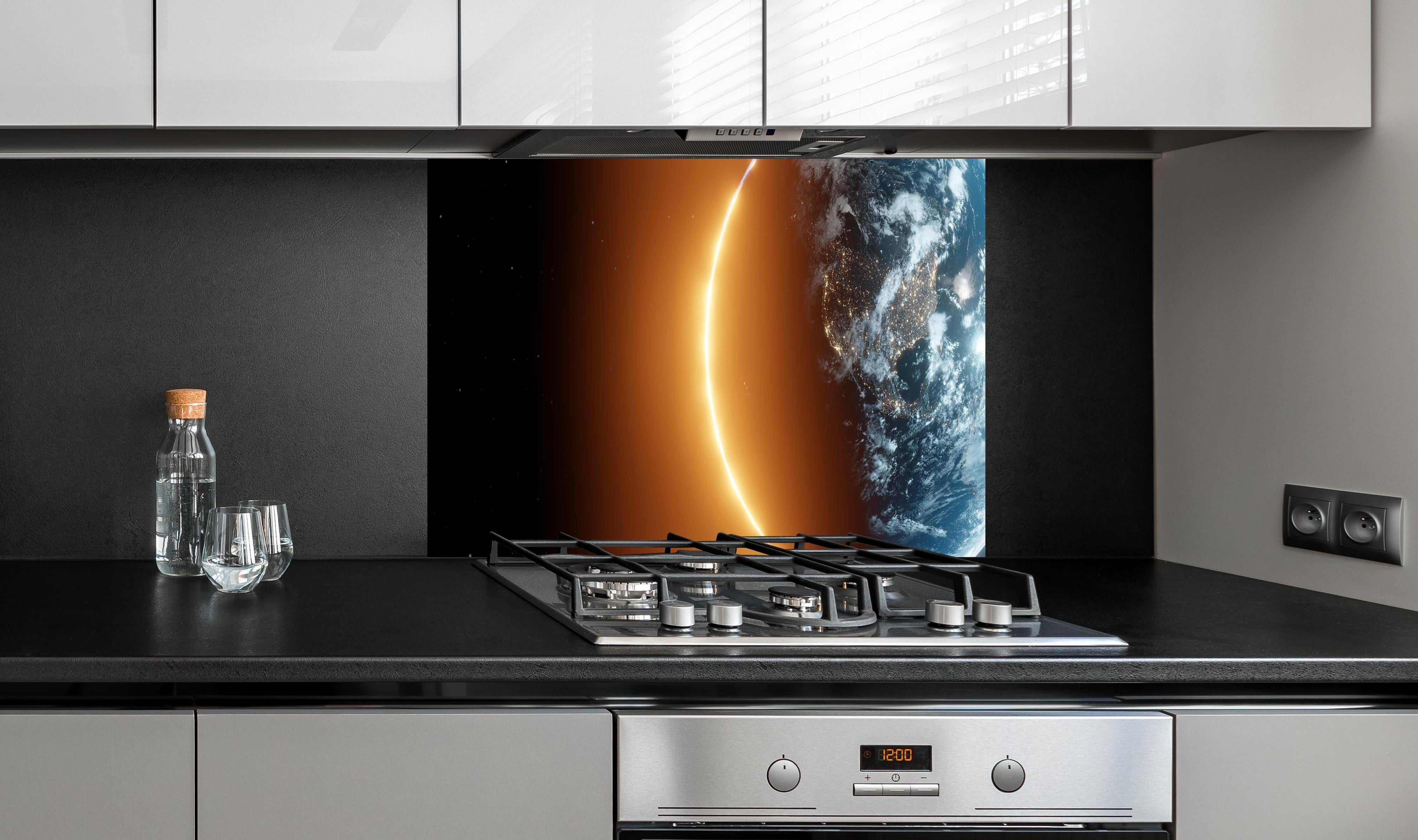 Spritzschutz - Blick auf Erde - Nacht der USA hinter einem Cerankochfeld zwischen Holz-Kochutensilien