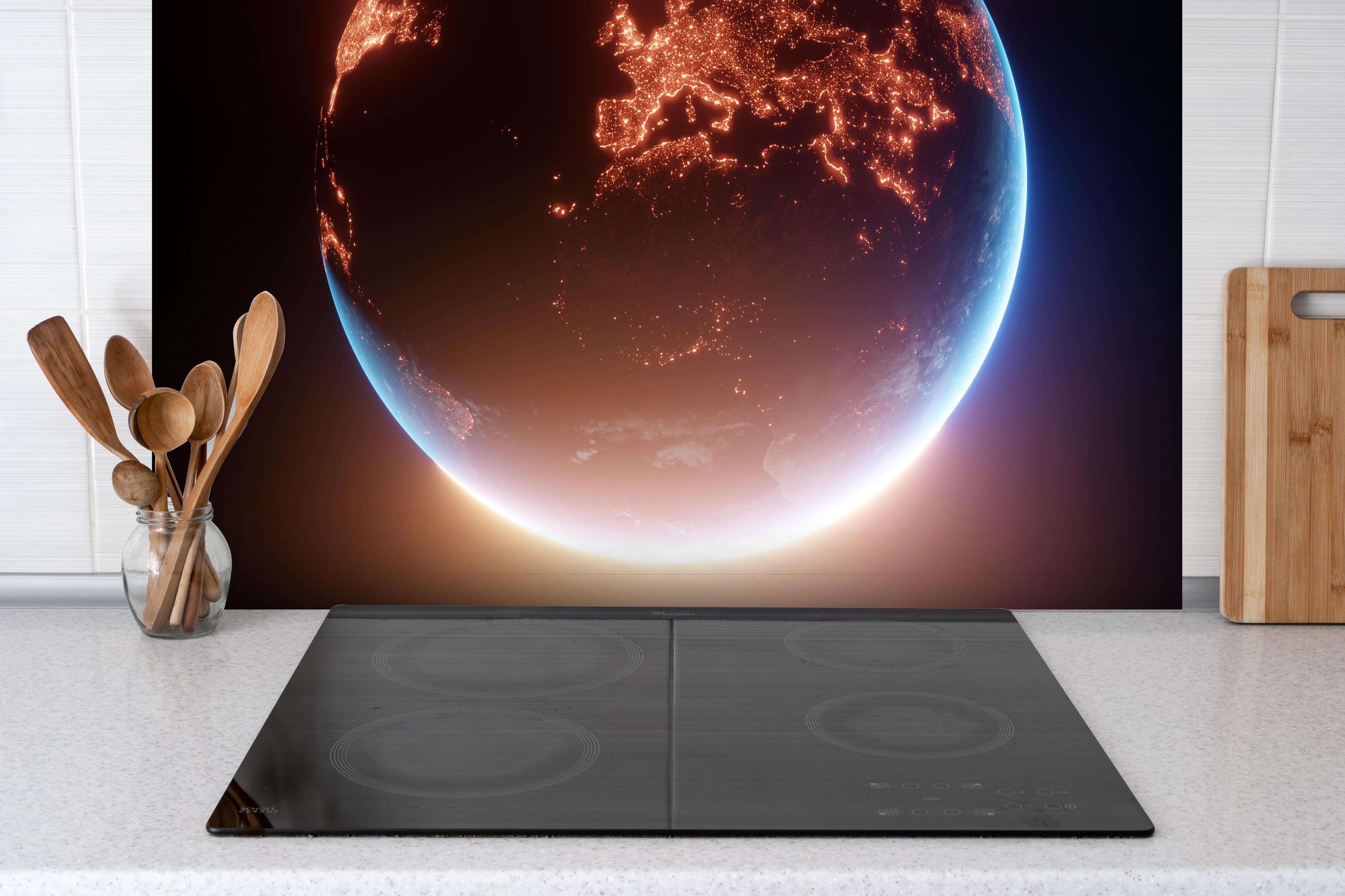 Spritzschutz - Blick auf Planeten hinter einem Cerankochfeld zwischen Holz-Kochutensilien