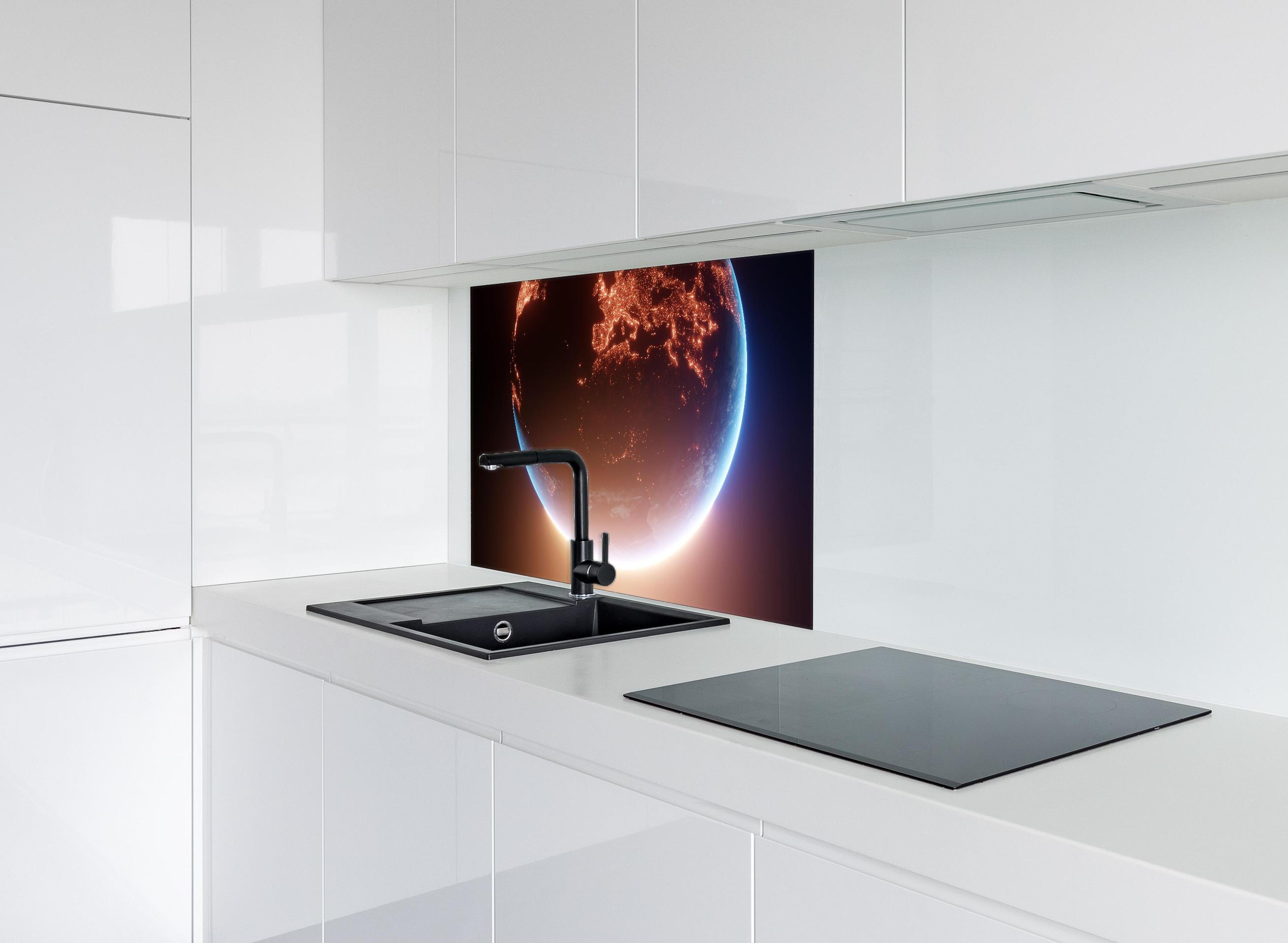 Spritzschutz - Blick auf Planeten hinter einem Cerankochfeld zwischen Holz-Kochutensilien
