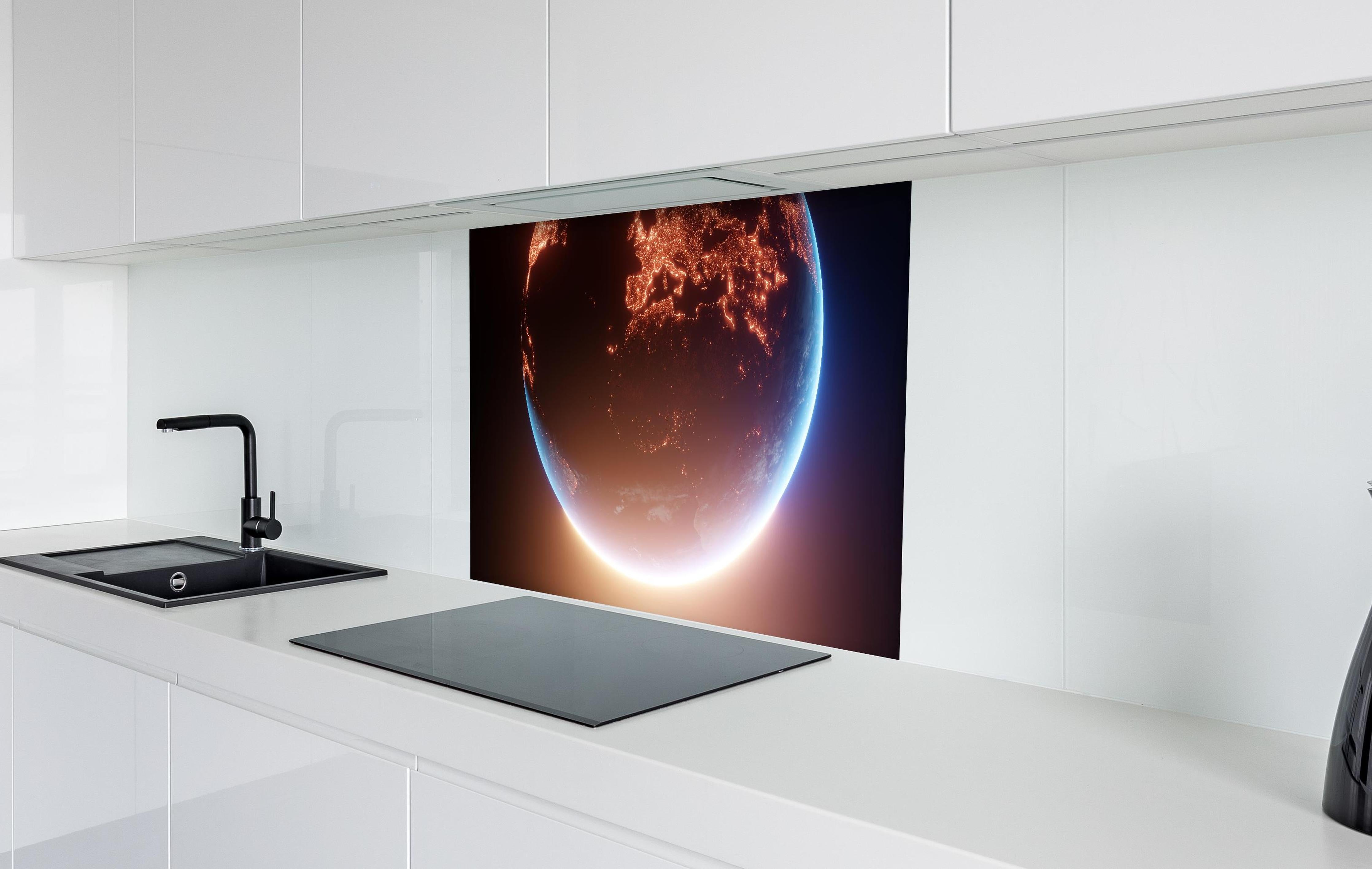 Spritzschutz - Blick auf Planeten hinter einem Cerankochfeld zwischen Holz-Kochutensilien