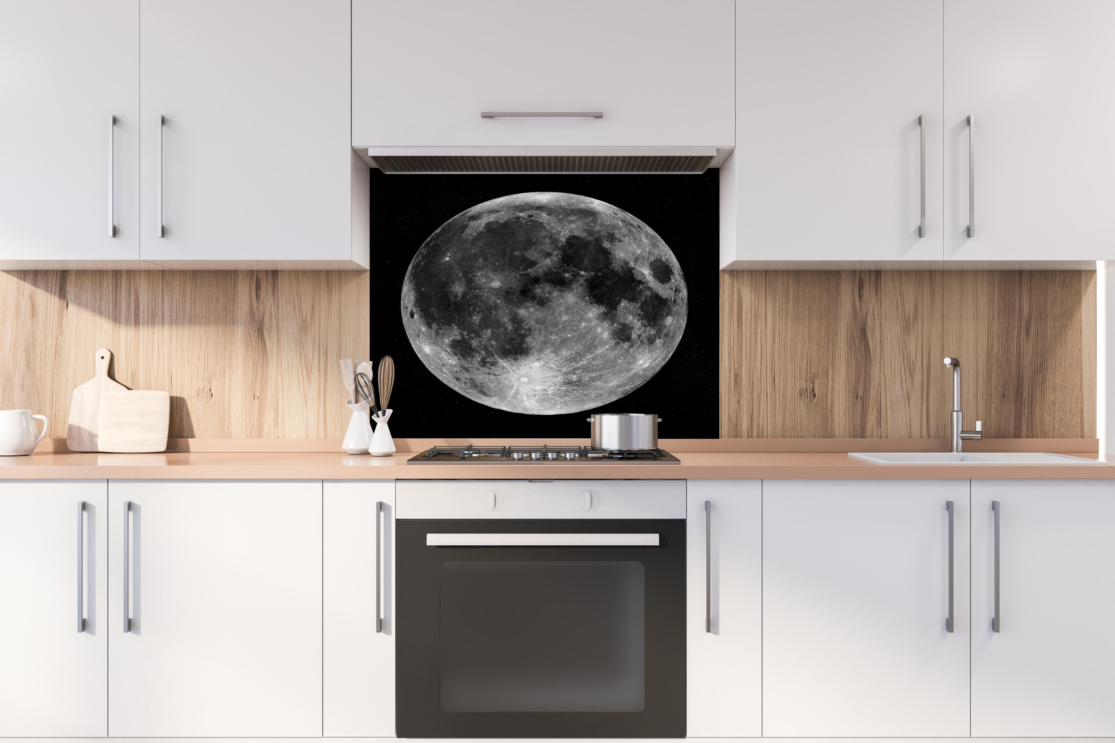 Spritzschutz - Blick auf den Mond - NASA hinter einem Cerankochfeld zwischen Holz-Kochutensilien