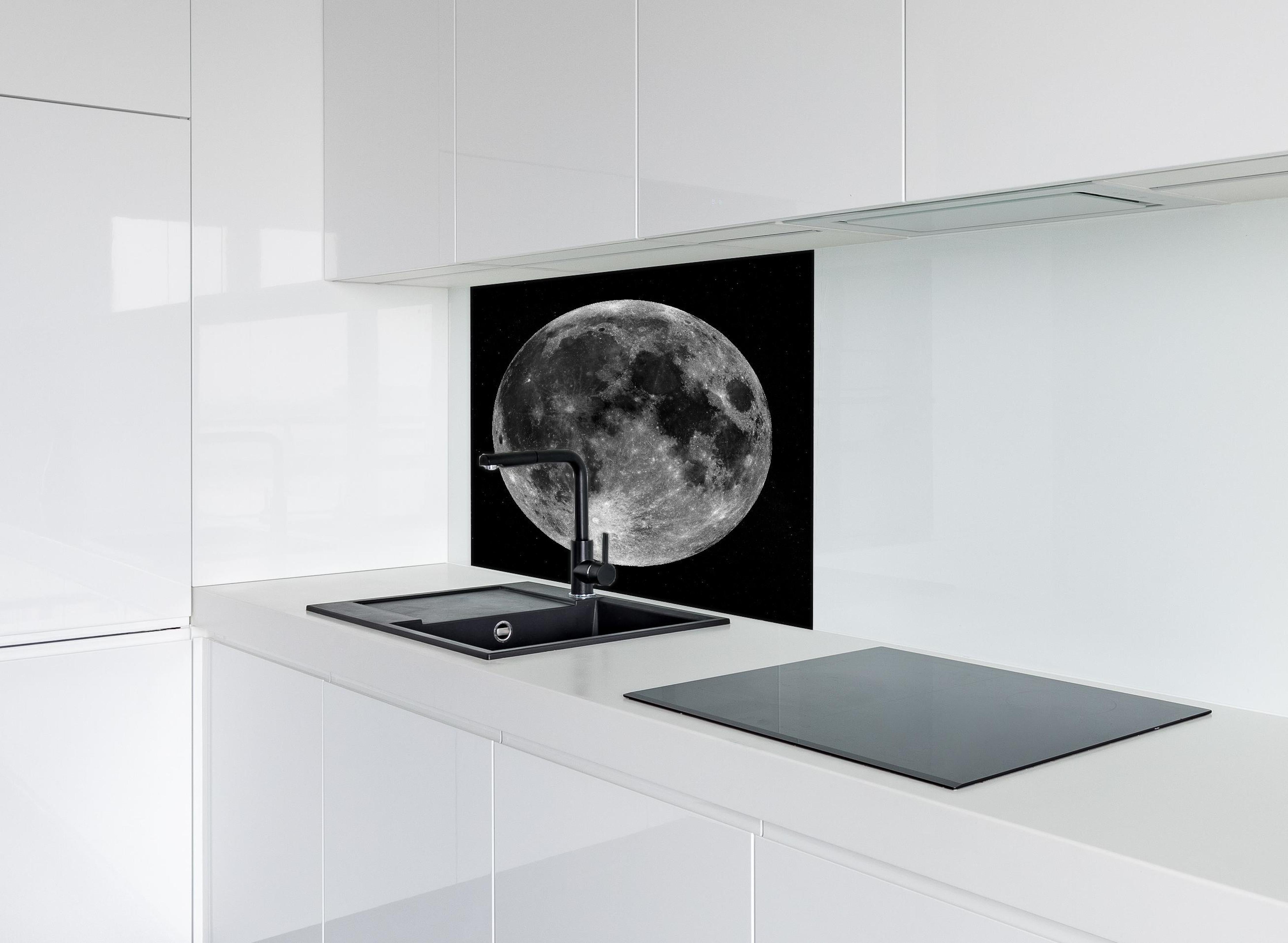 Spritzschutz - Blick auf den Mond - NASA hinter einem Cerankochfeld zwischen Holz-Kochutensilien