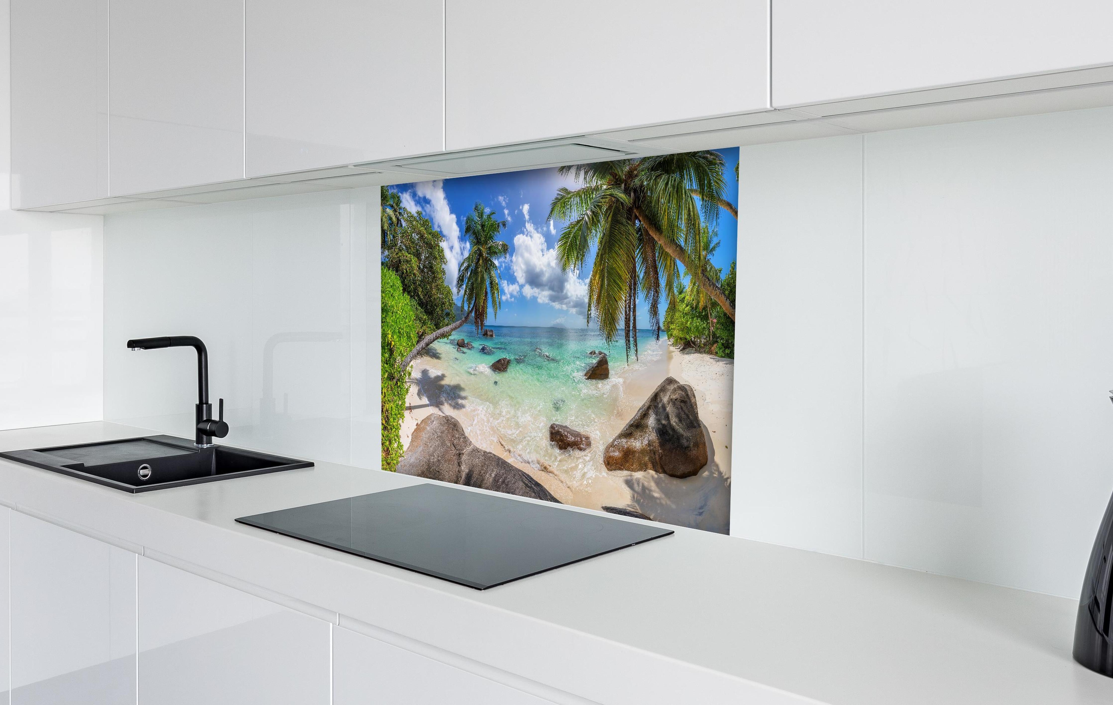 Spritzschutz - Blick auf den schönen tropischen Strand hinter einem Cerankochfeld zwischen Holz-Kochutensilien