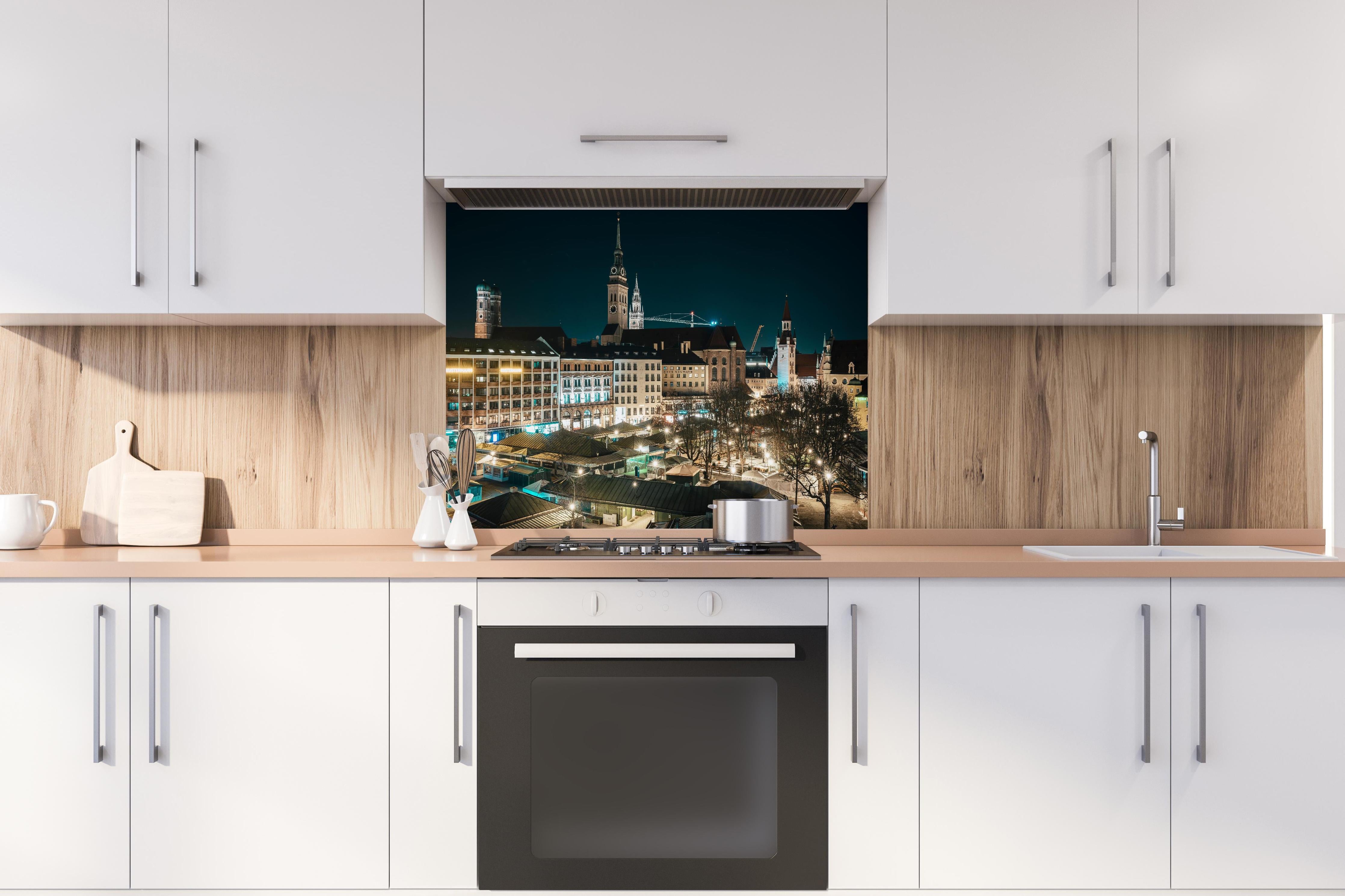 Spritzschutz - Blick über den Viktualienmarkt zur Frauenkirche - München hinter einem Cerankochfeld zwischen Holz-Kochutensilien