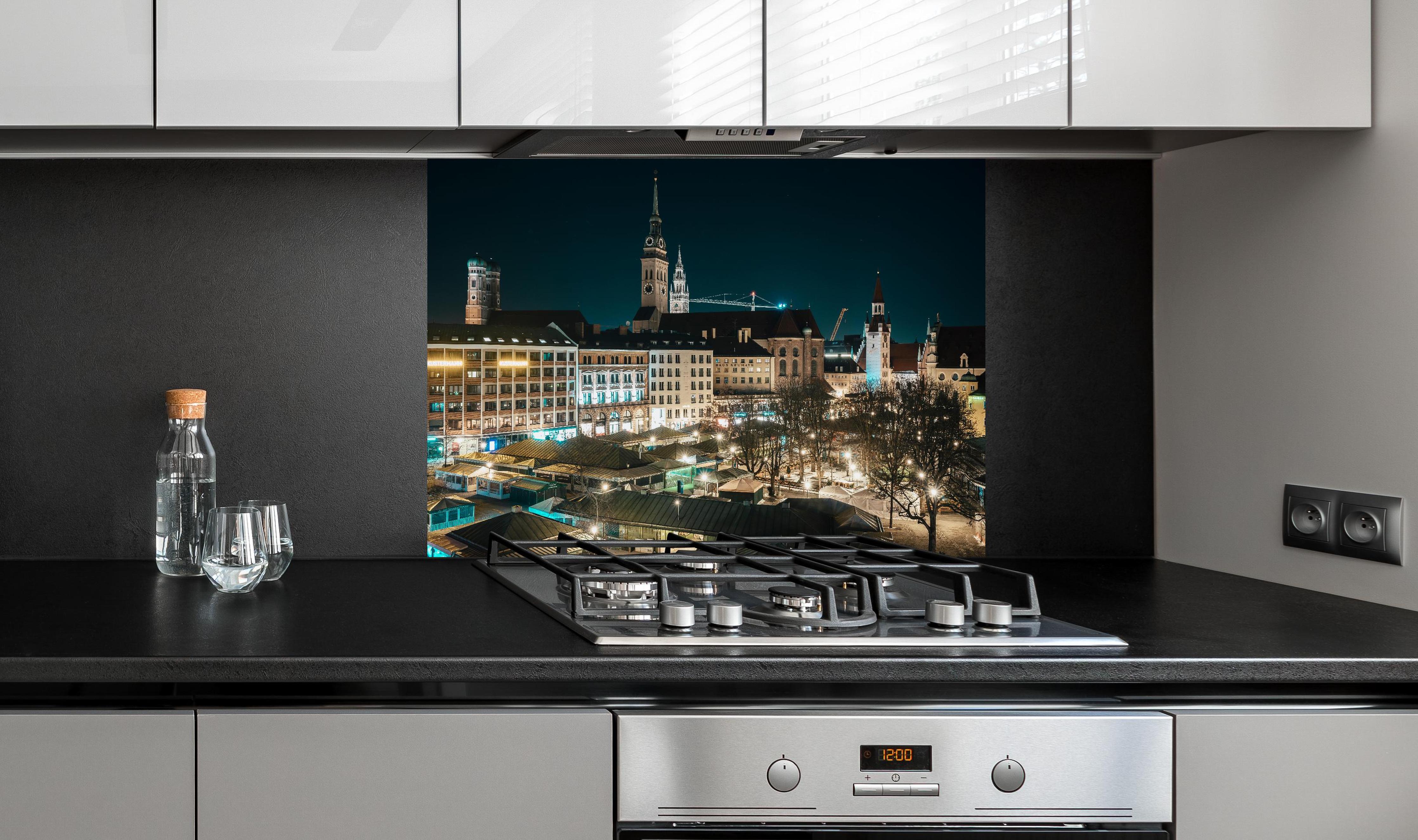 Spritzschutz - Blick über den Viktualienmarkt zur Frauenkirche - München hinter einem Cerankochfeld zwischen Holz-Kochutensilien