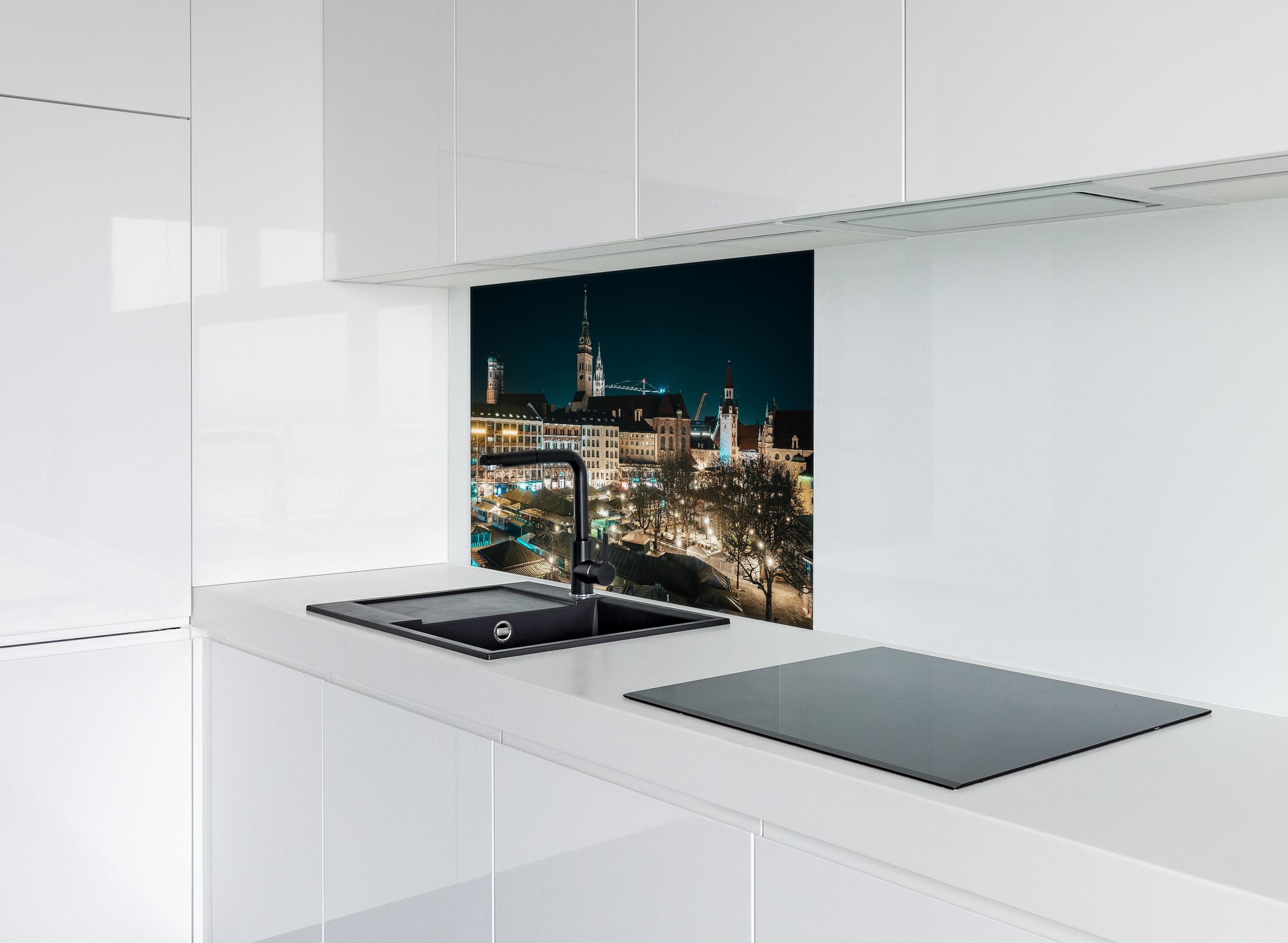 Spritzschutz - Blick über den Viktualienmarkt zur Frauenkirche - München hinter einem Cerankochfeld zwischen Holz-Kochutensilien