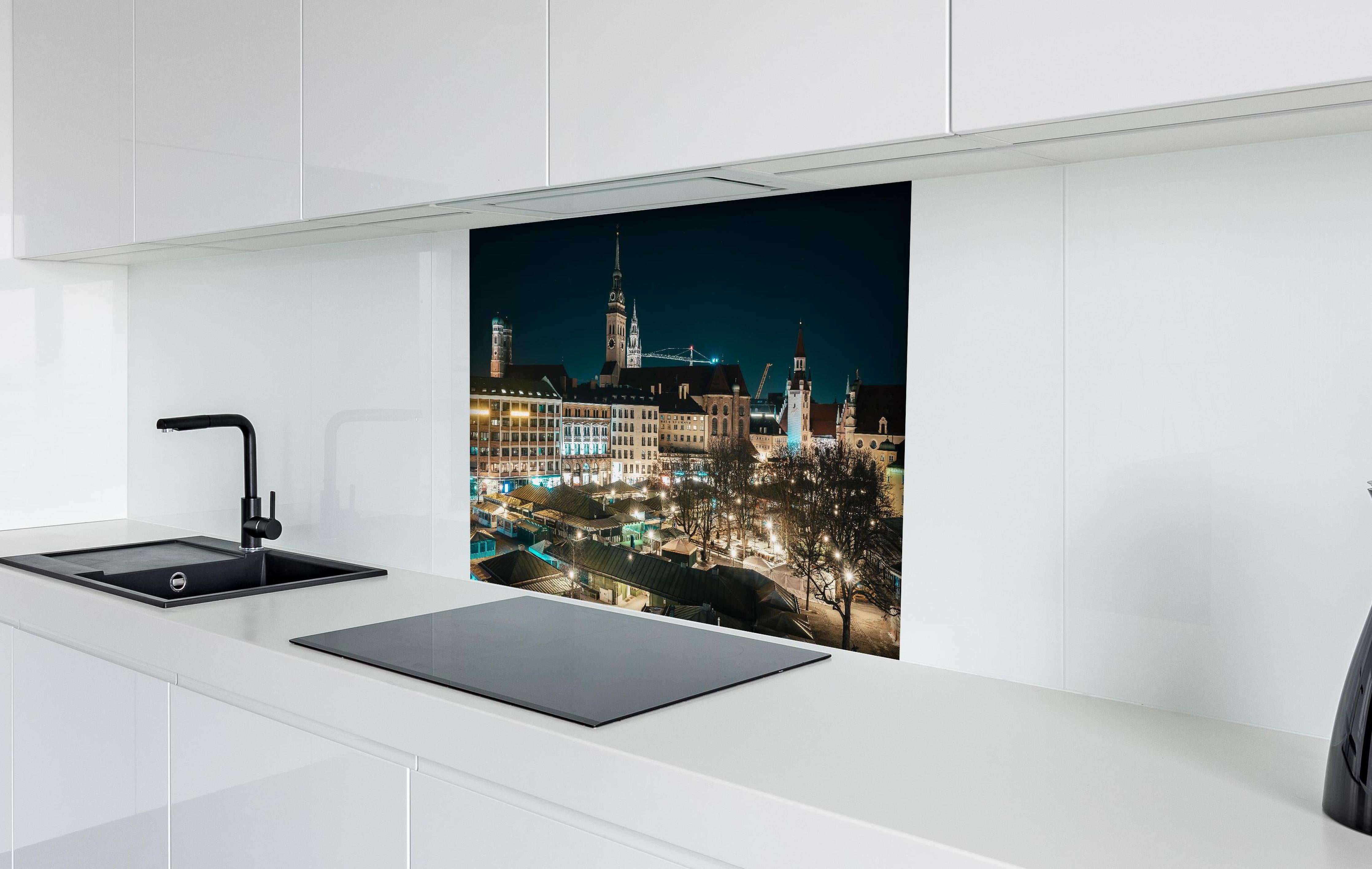 Spritzschutz - Blick über den Viktualienmarkt zur Frauenkirche - München hinter einem Cerankochfeld zwischen Holz-Kochutensilien