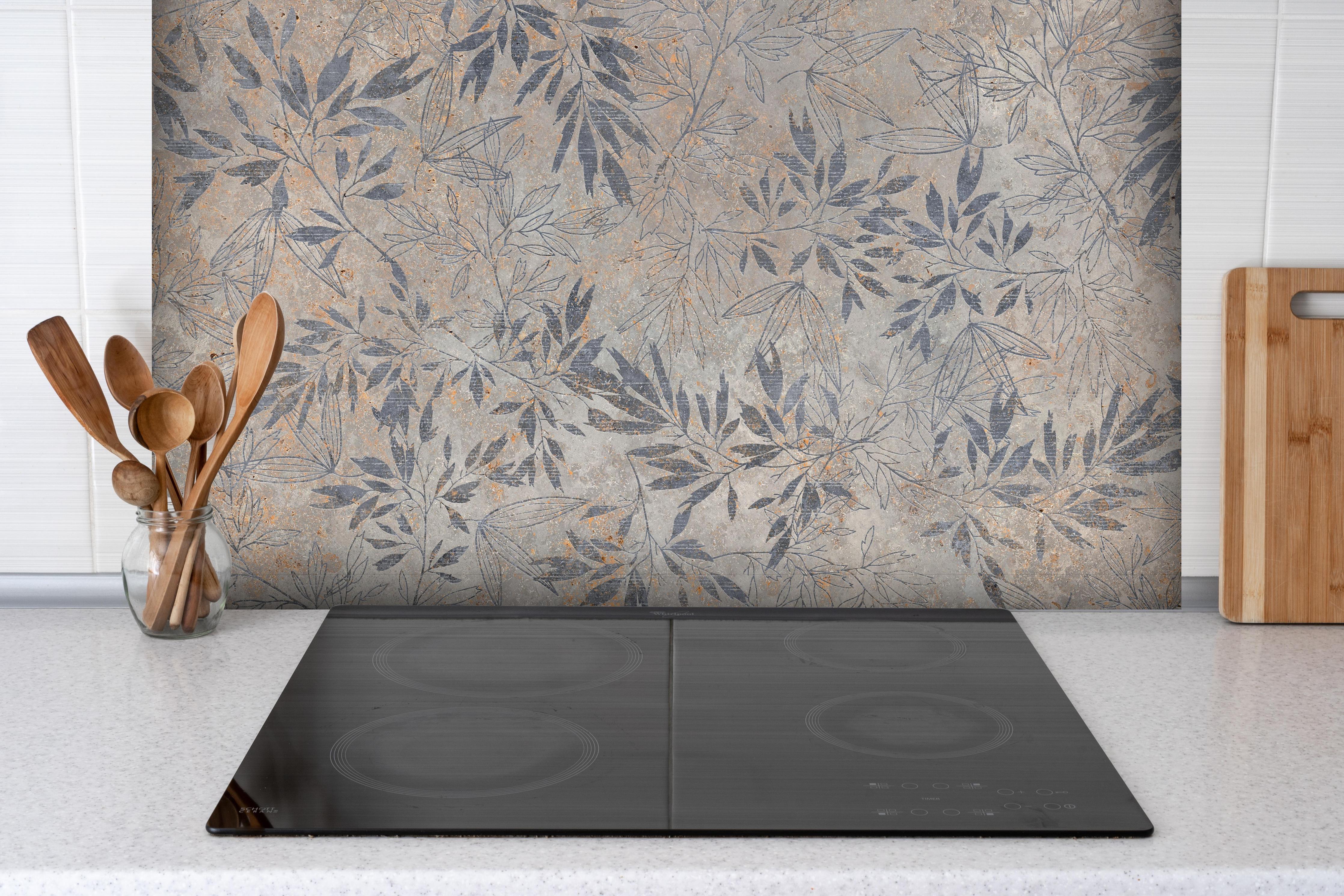 Spritzschutz - Blumen auf alten weißen Wandhintergrund hinter einem Cerankochfeld zwischen Holz-Kochutensilien