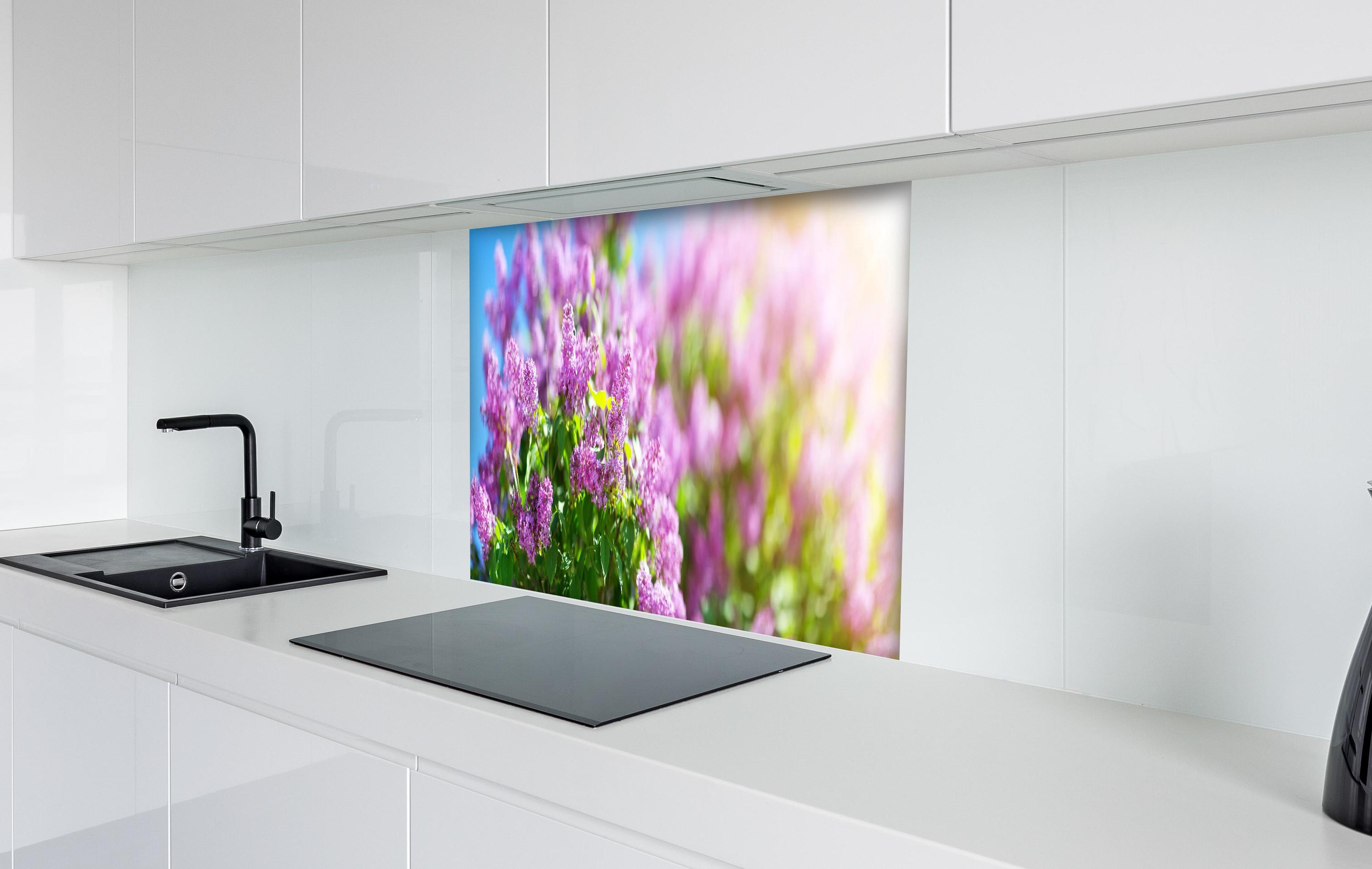 Spritzschutz - Blumen blühen auf im Frühling hinter einem Cerankochfeld zwischen Holz-Kochutensilien