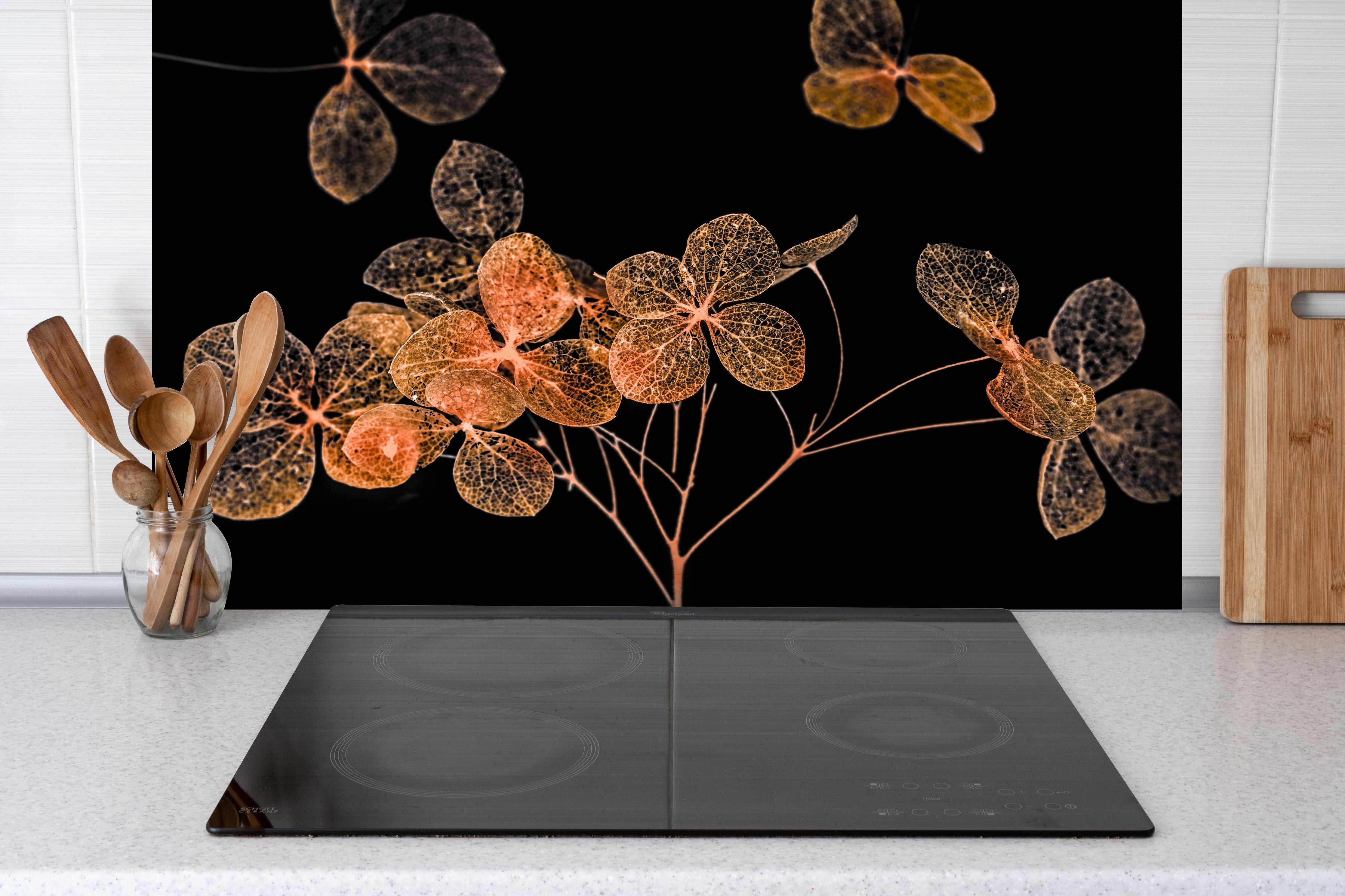 Spritzschutz - Blumen im Detail - grafik hinter einem Cerankochfeld zwischen Holz-Kochutensilien