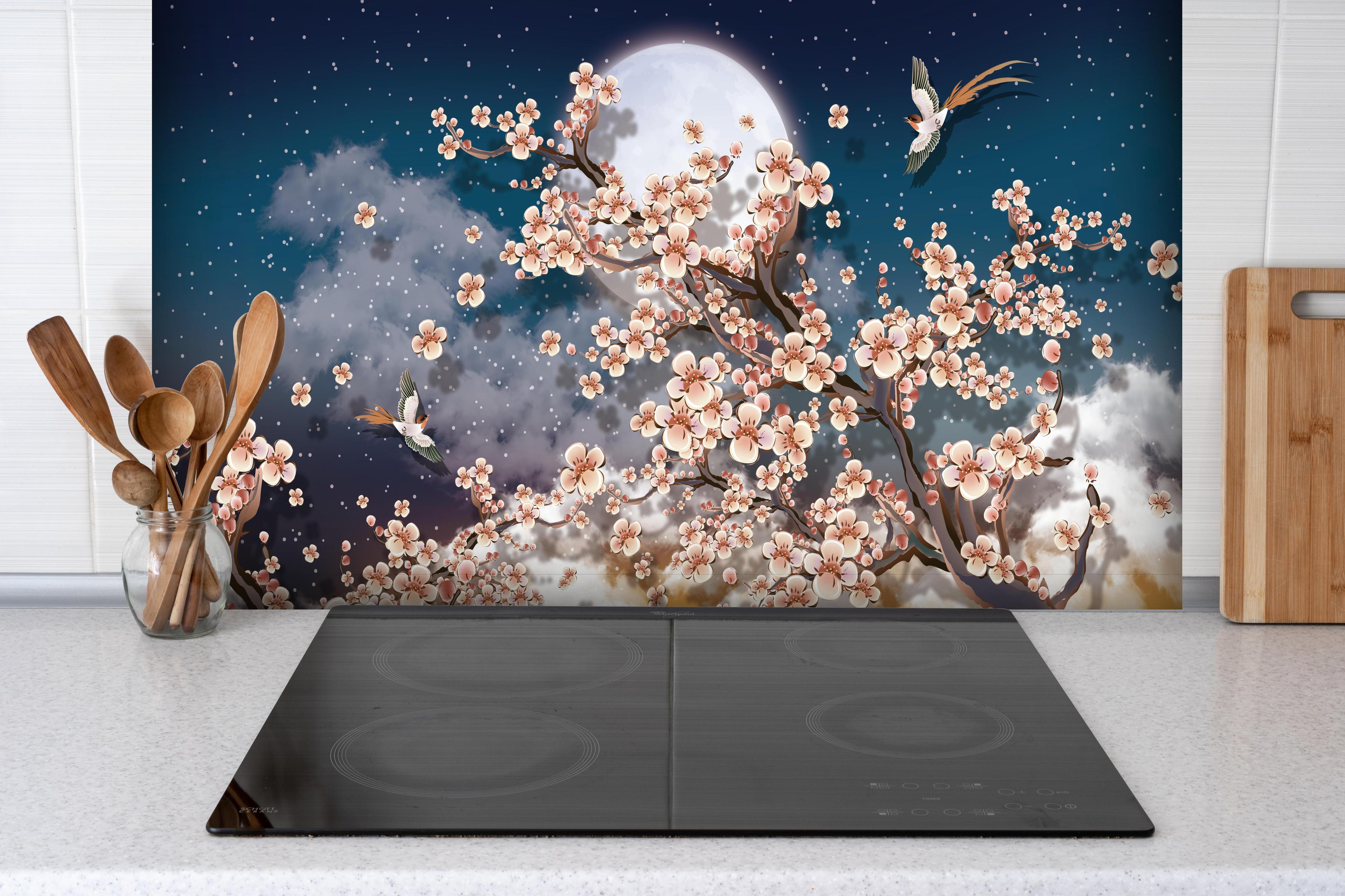 Spritzschutz - Blumen und Vögel - Floral hinter einem Cerankochfeld zwischen Holz-Kochutensilien