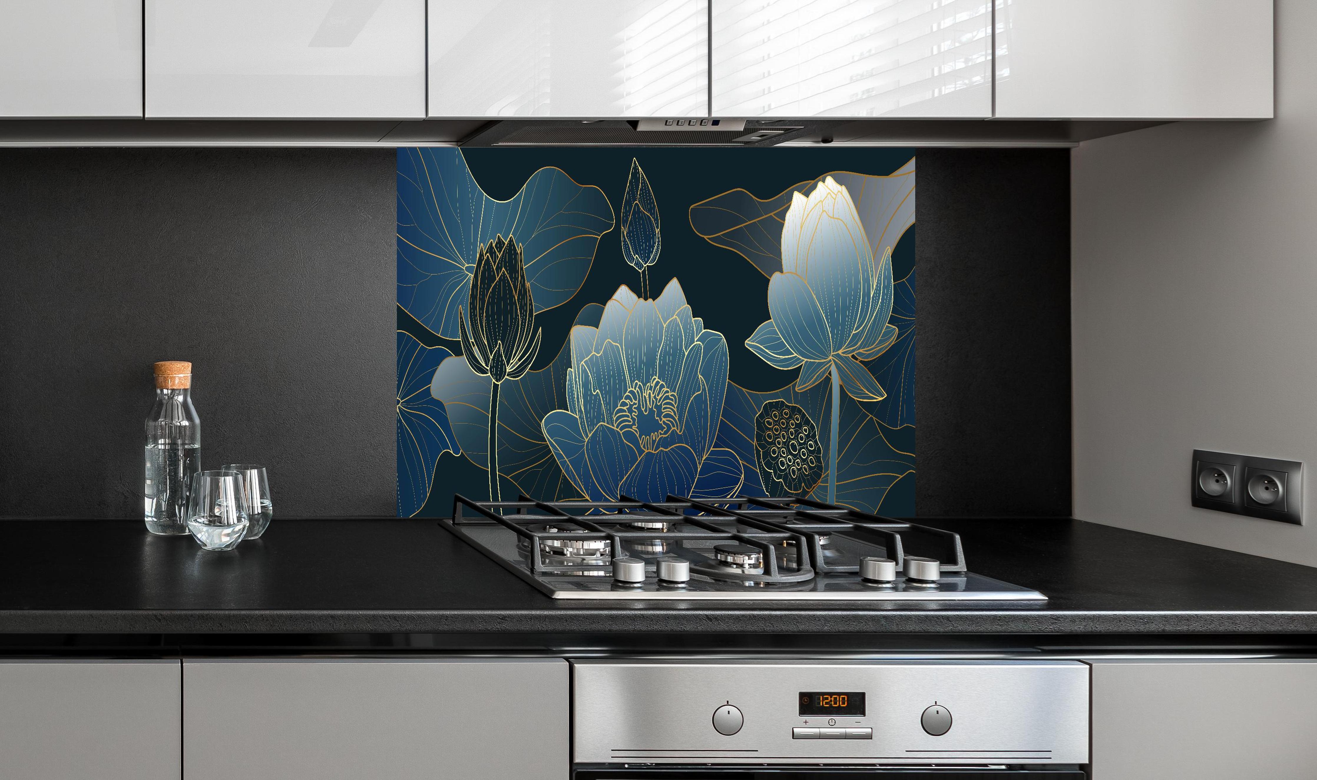 Spritzschutz - Blumendesign in Blau-Weiß mit goldenen Akzenten hinter einem Cerankochfeld zwischen Holz-Kochutensilien