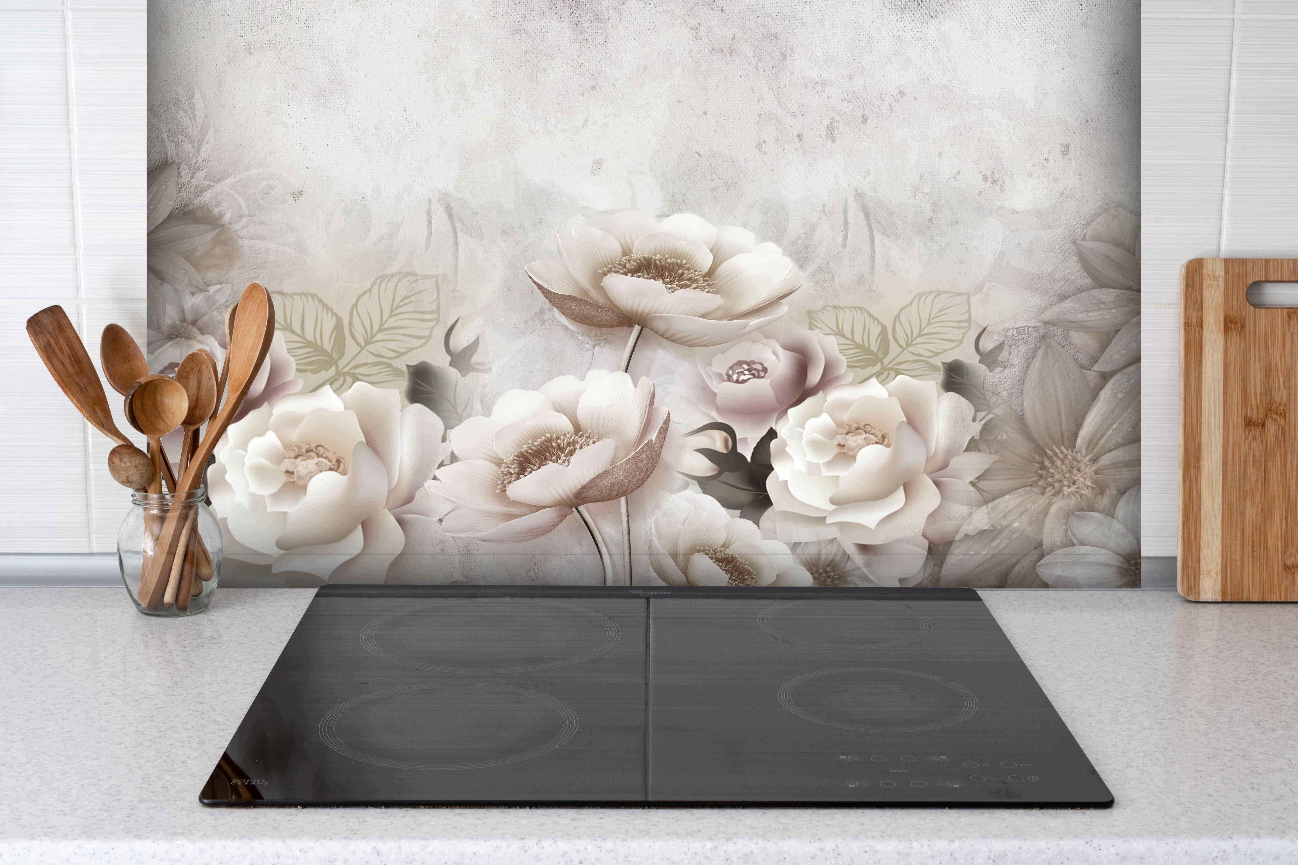Spritzschutz - Blumengemälde hinter einem Cerankochfeld zwischen Holz-Kochutensilien