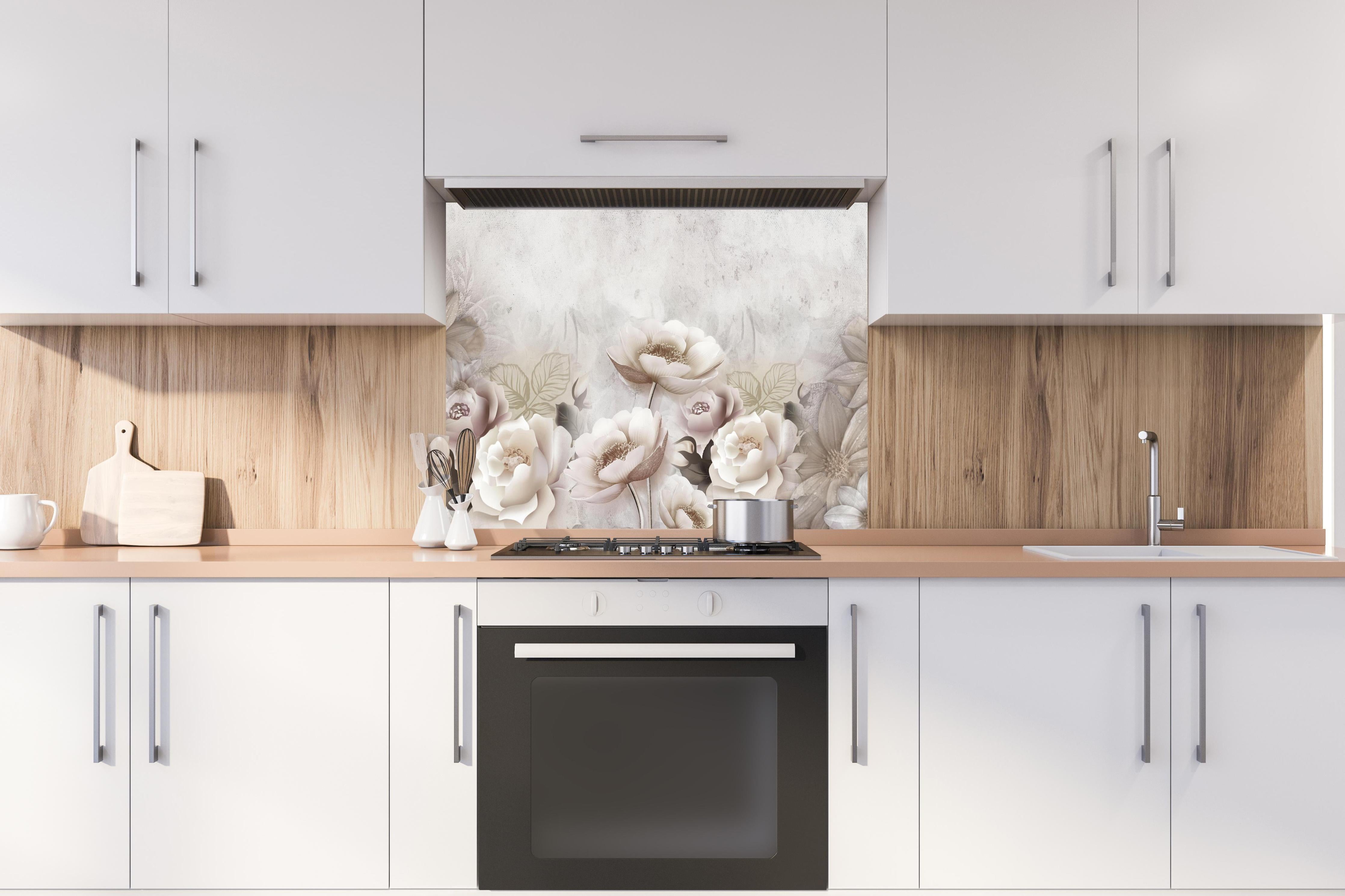 Spritzschutz - Blumengemälde hinter einem Cerankochfeld zwischen Holz-Kochutensilien